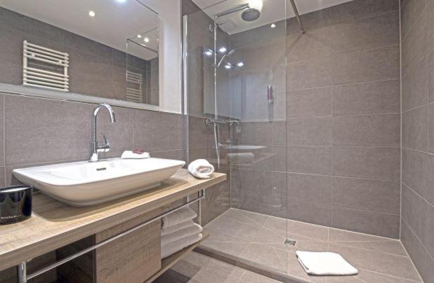 Deluxe Double Room (2 Adults + 1 Child) photo 3