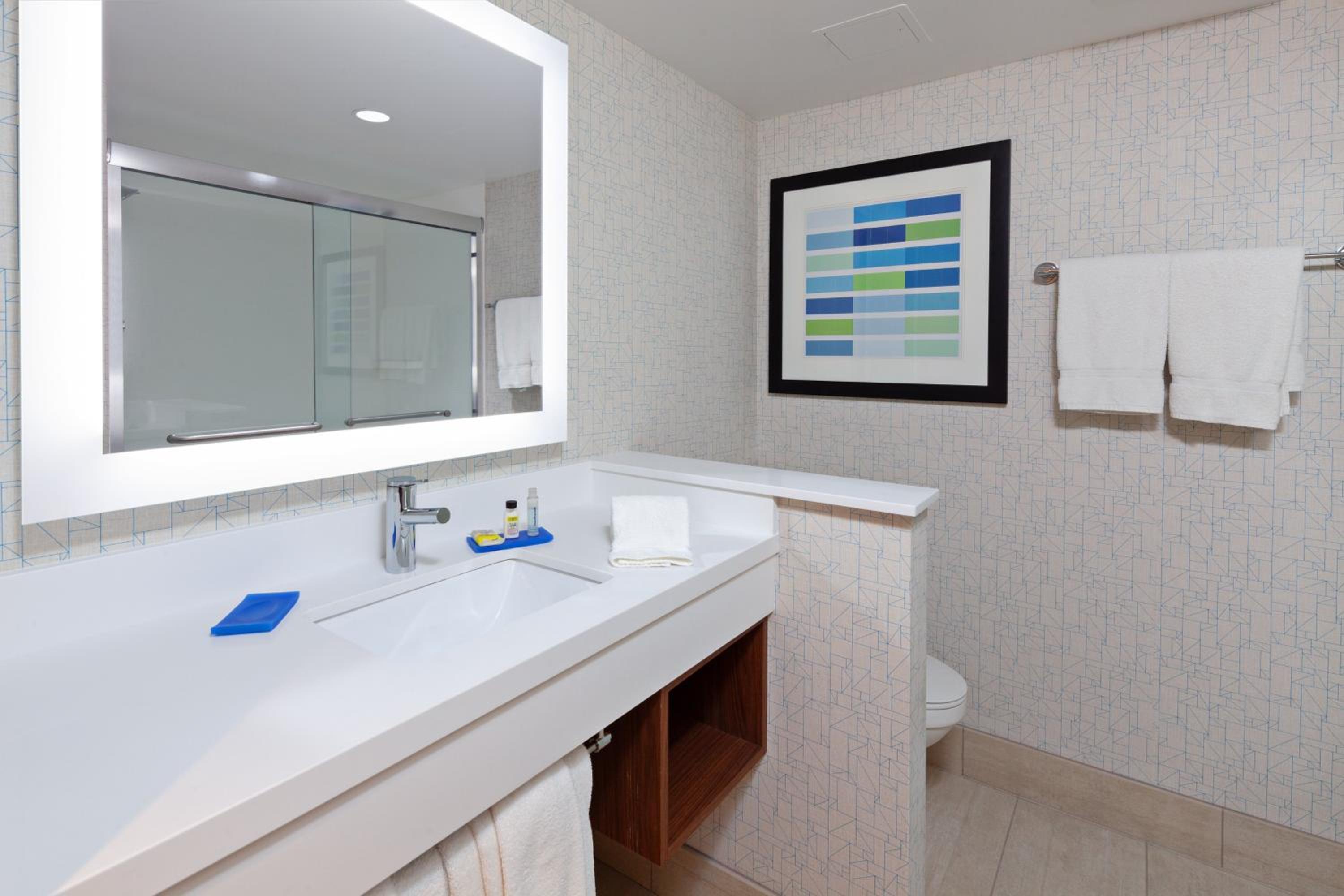 Standard King Room with Harbor View - Photo 4