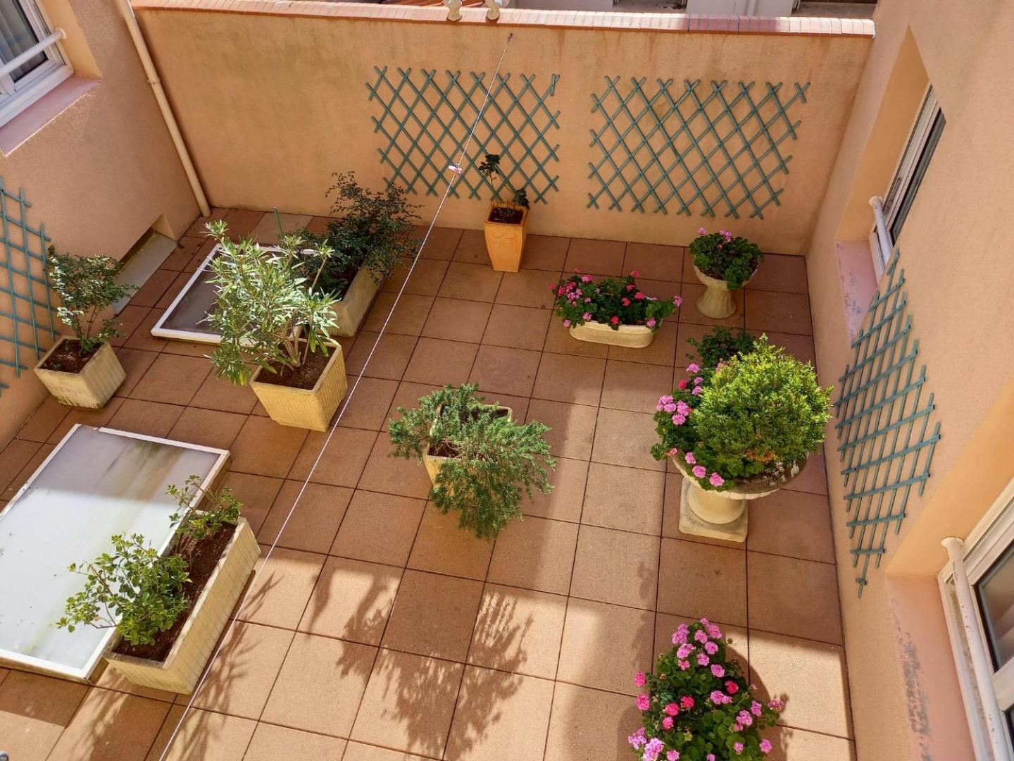 Double Room with Street or Patio View - Photo 9