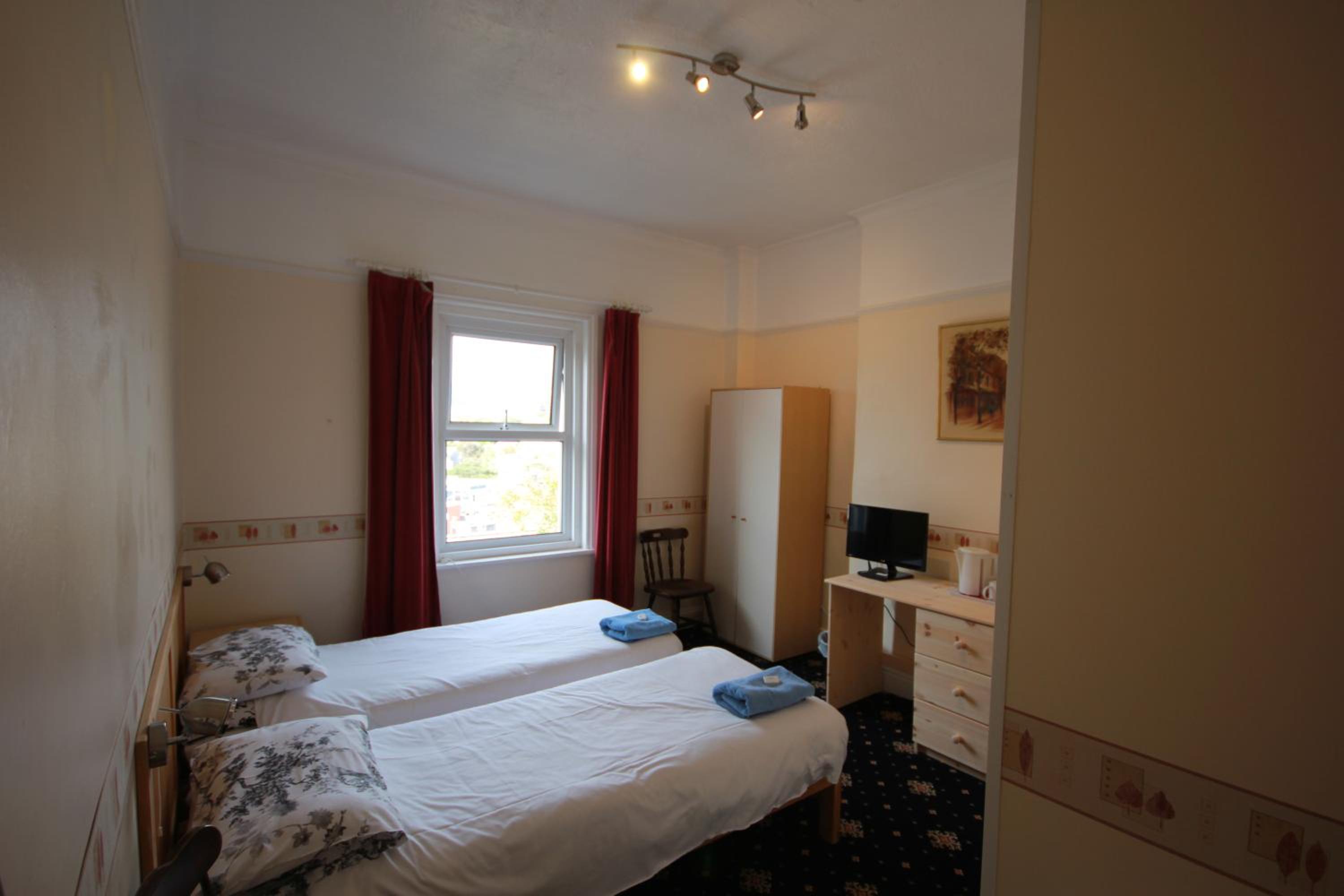 Twin Room - Photo 6