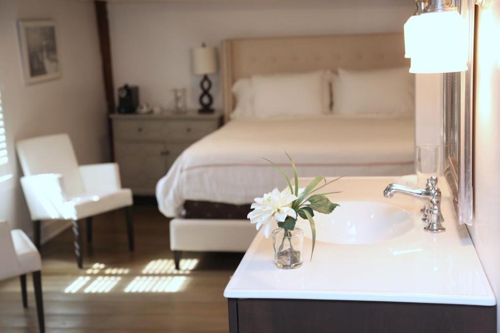 Deluxe King Room - Photo 5