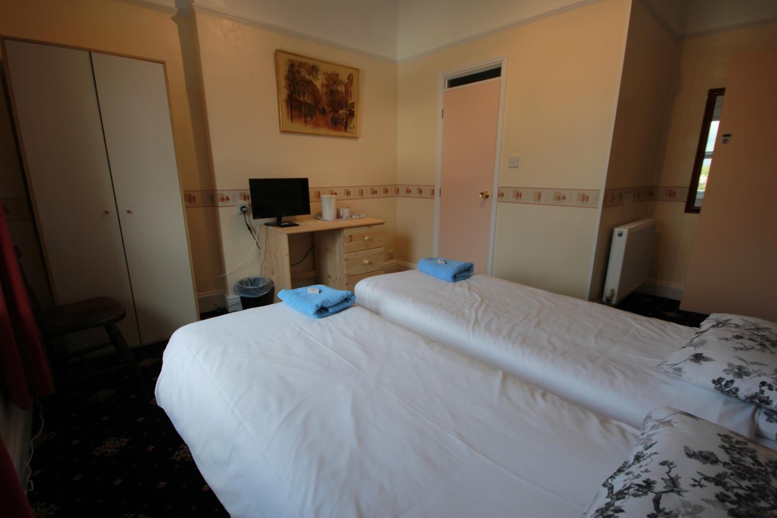 Twin Room - Photo 4