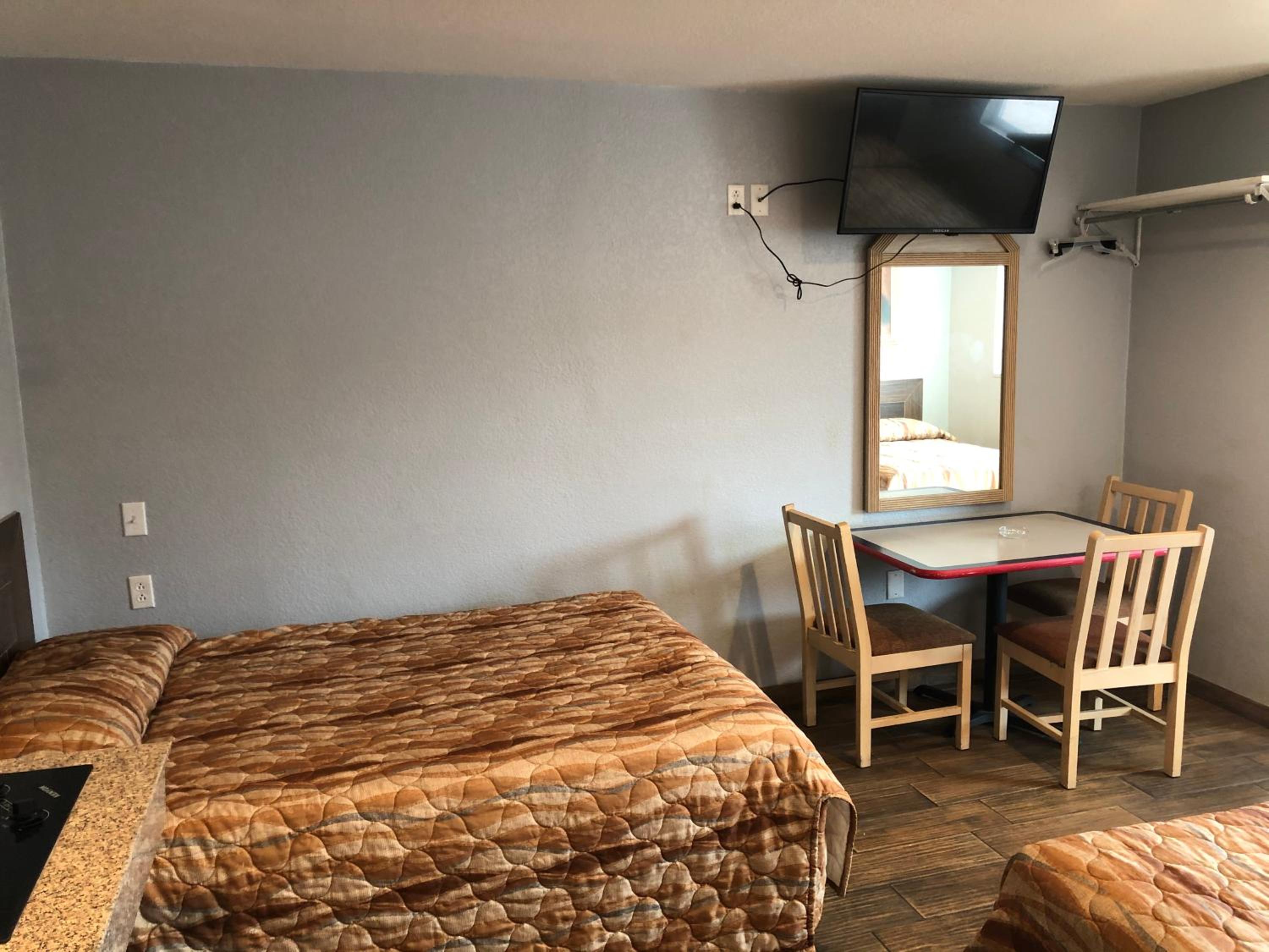 Budget Double Room photo 3
