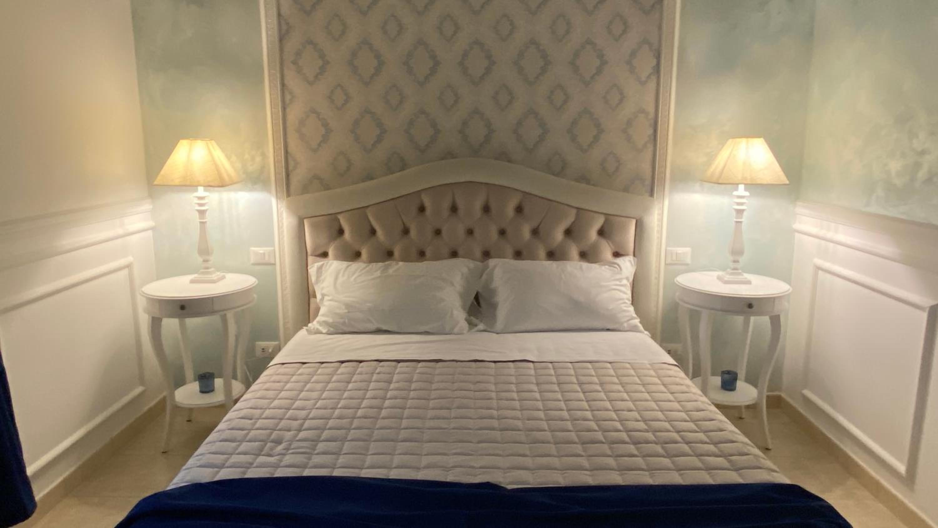 Deluxe King Room - Photo 15