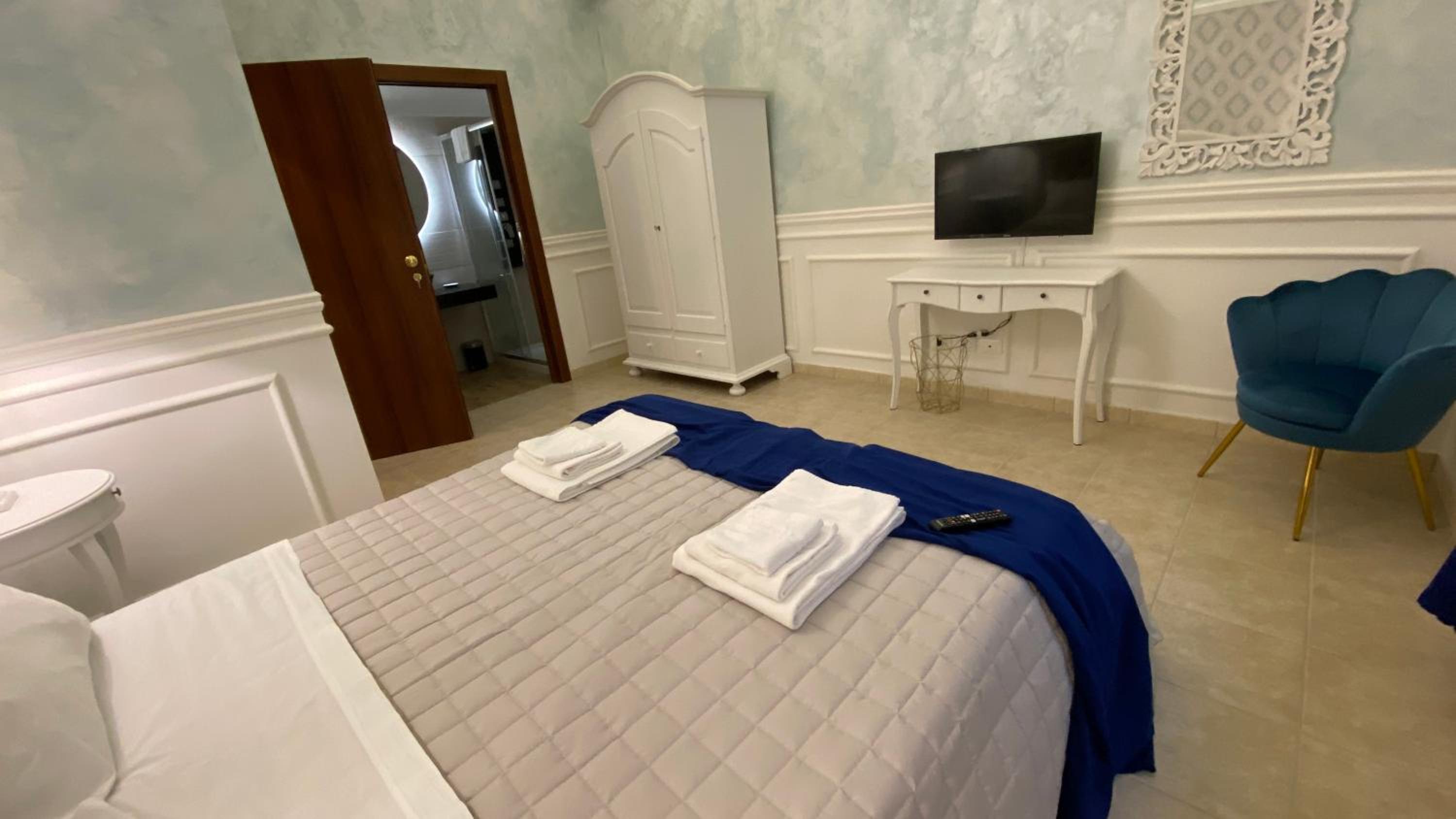 Deluxe King Room - Photo 1