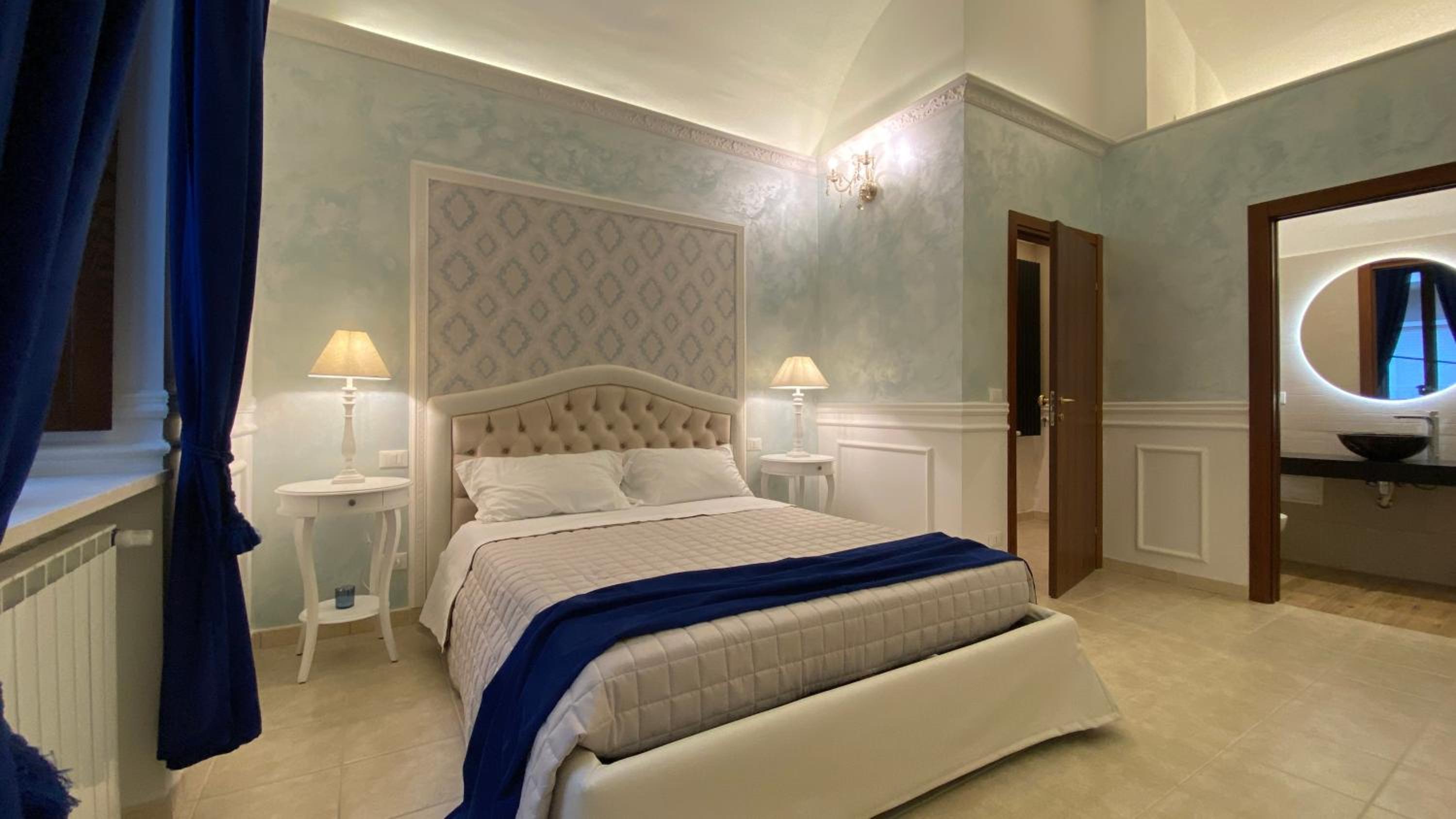 Deluxe King Room - Photo 18