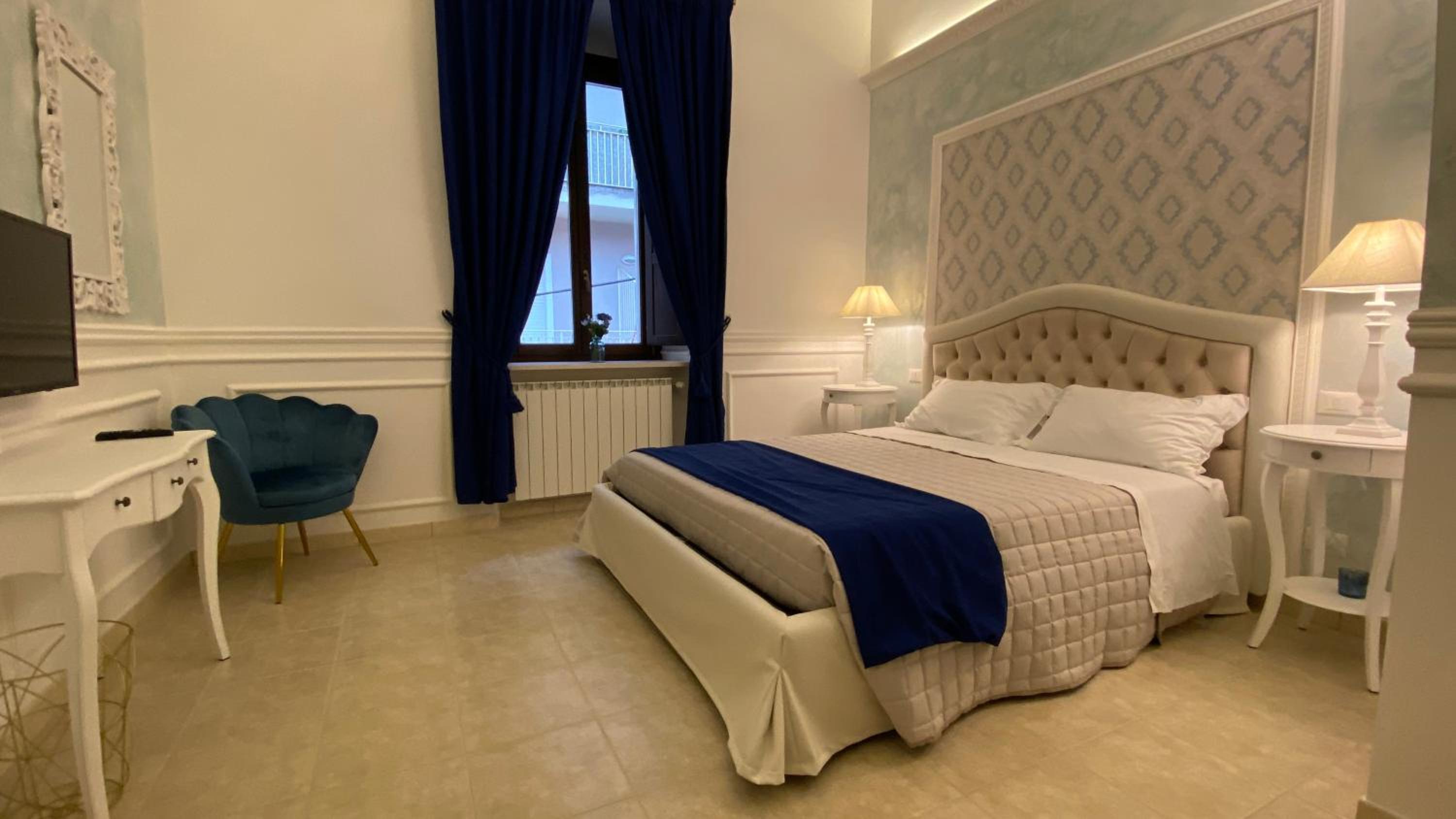 Deluxe King Room - Photo 12