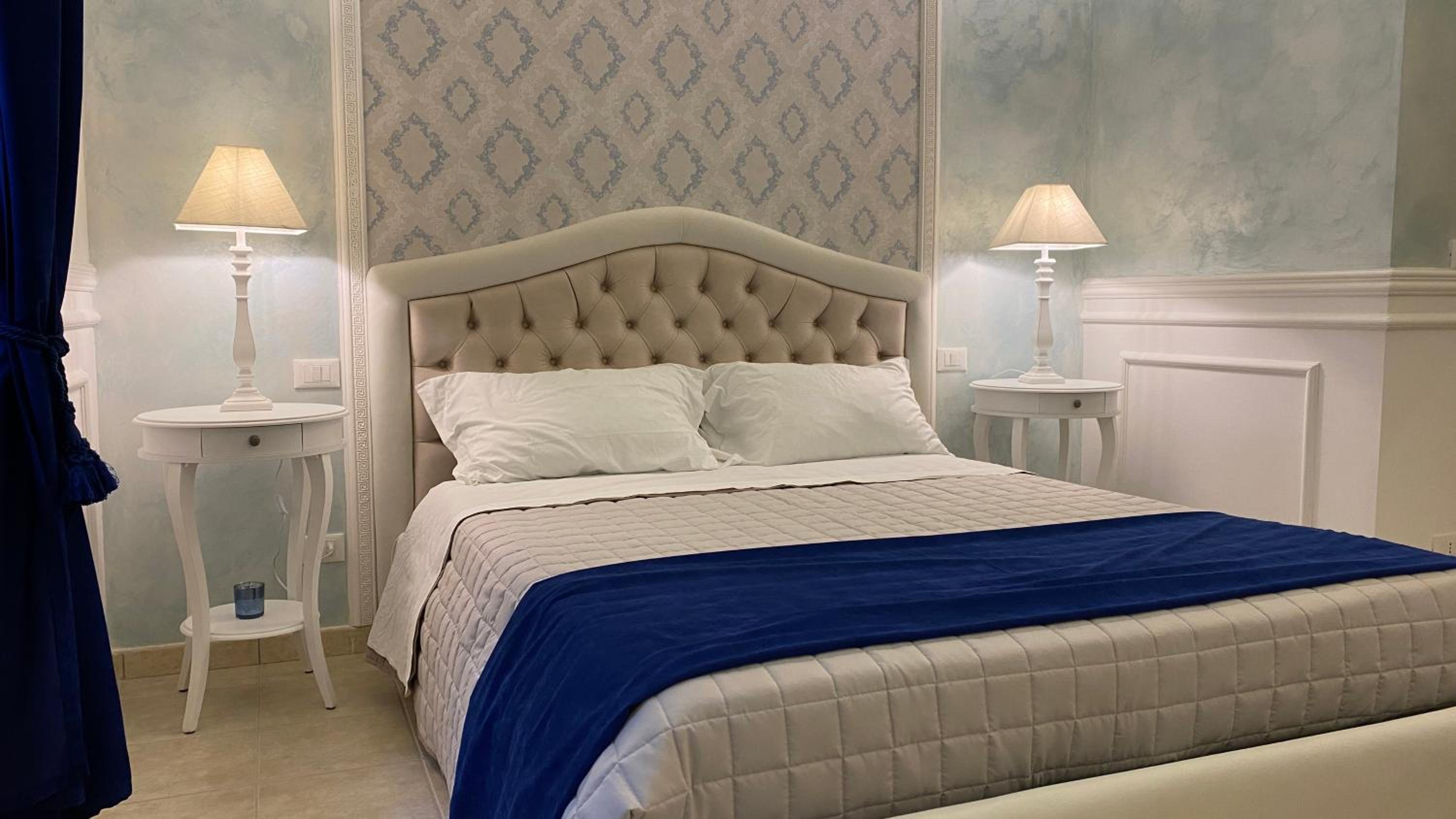 Deluxe King Room - Photo 16