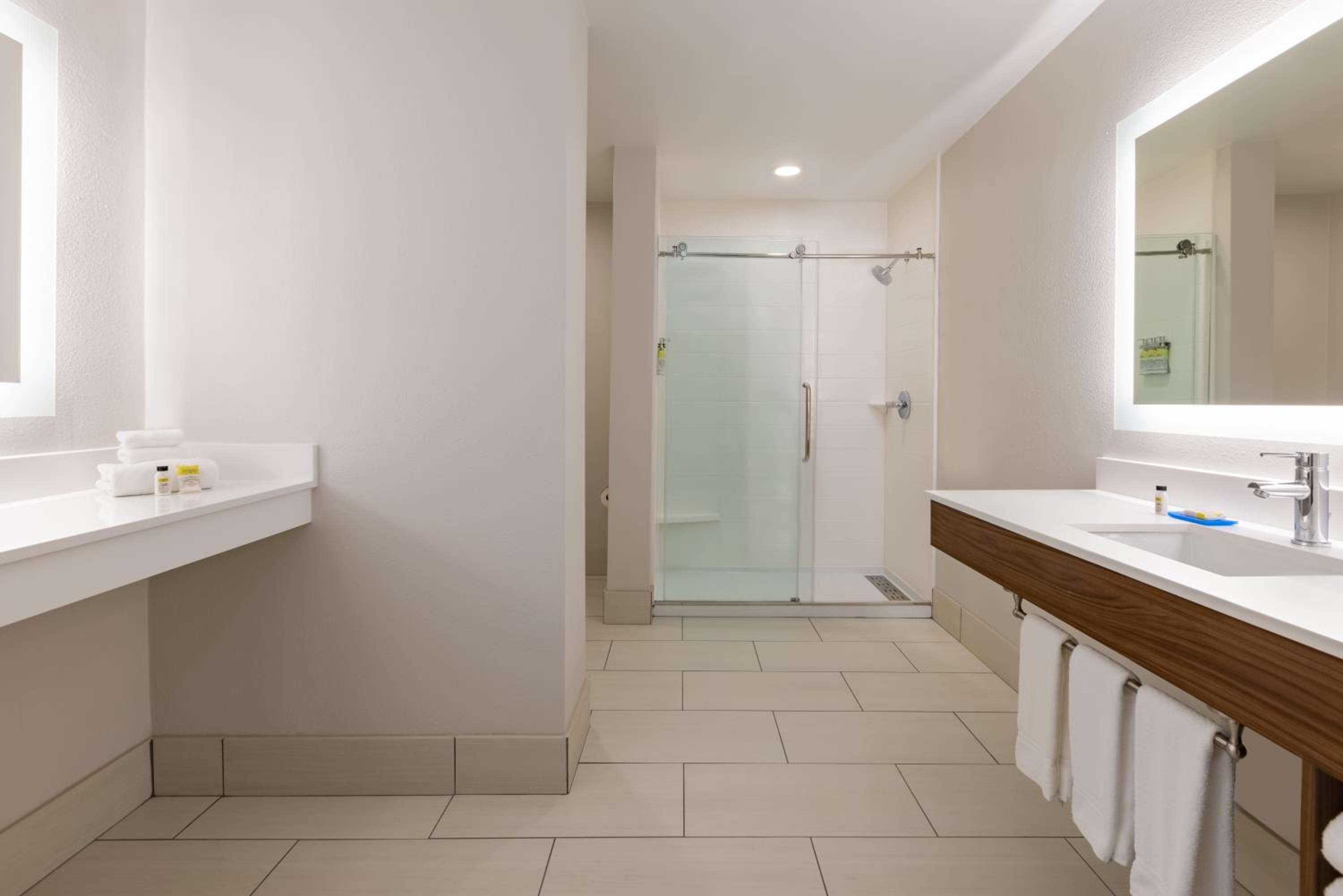 King Suite - Photo 3