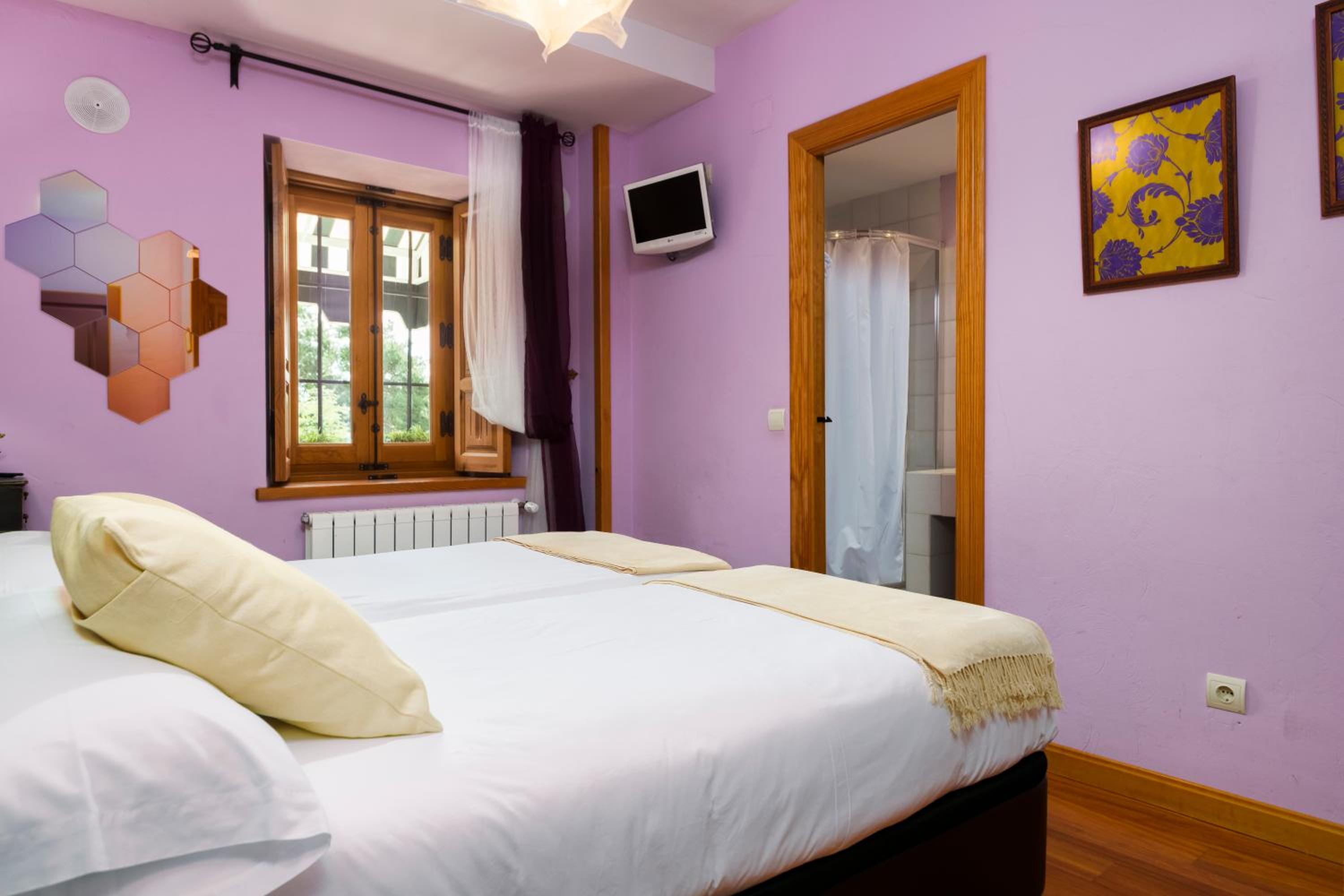 Small Twin Room - Photo 4