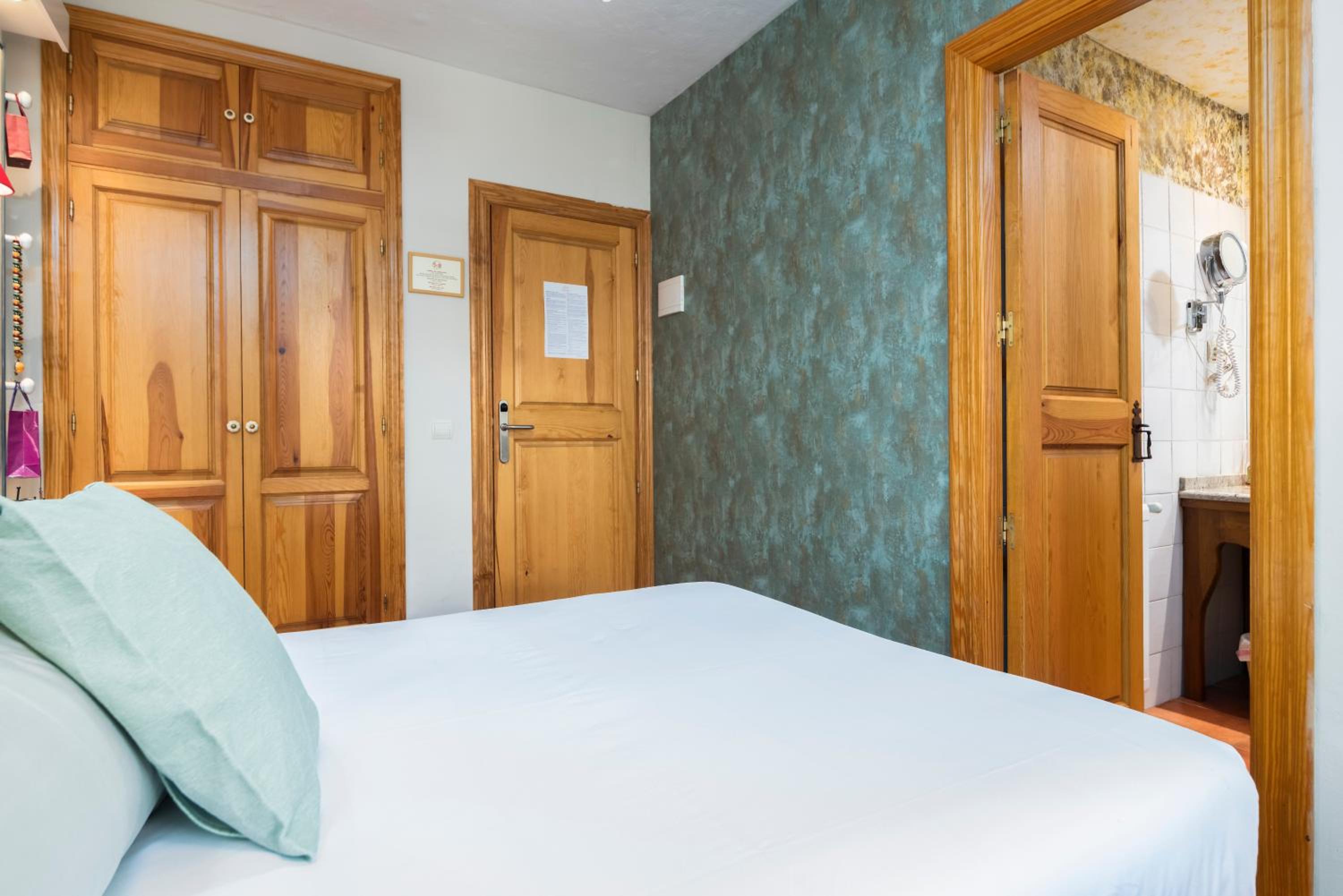 Double Room - Photo 7