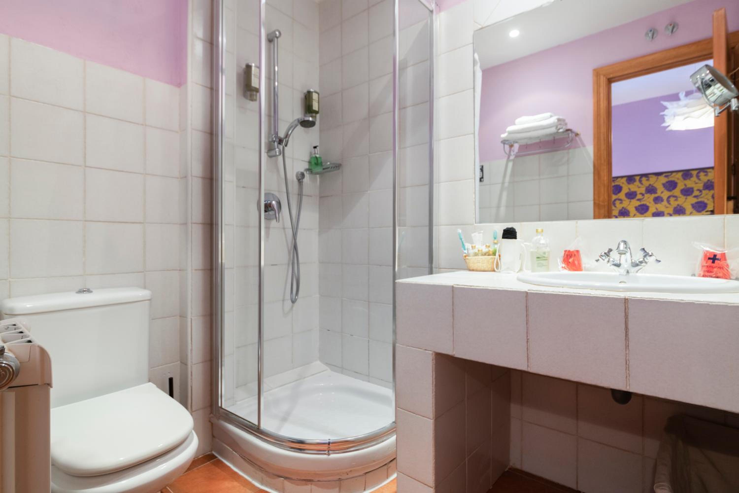 Small Twin Room - Photo 2