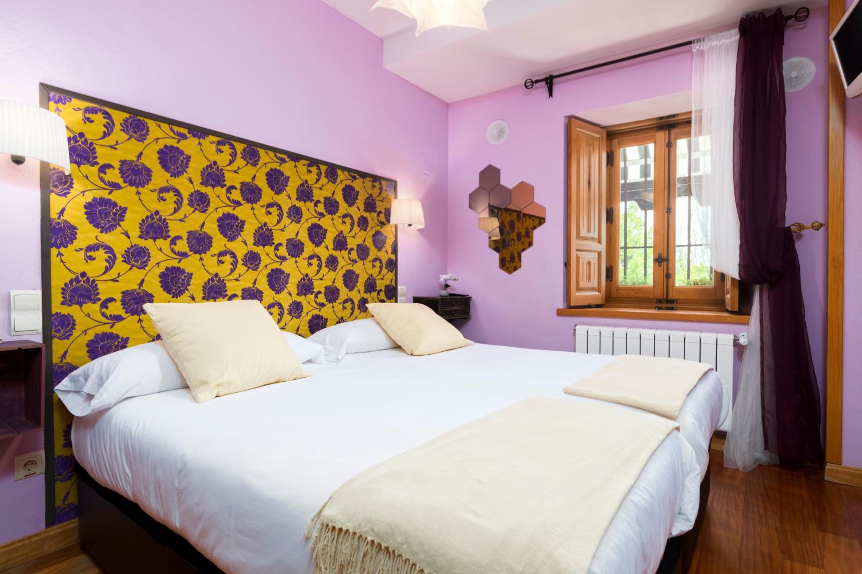 Small Twin Room - Photo 3