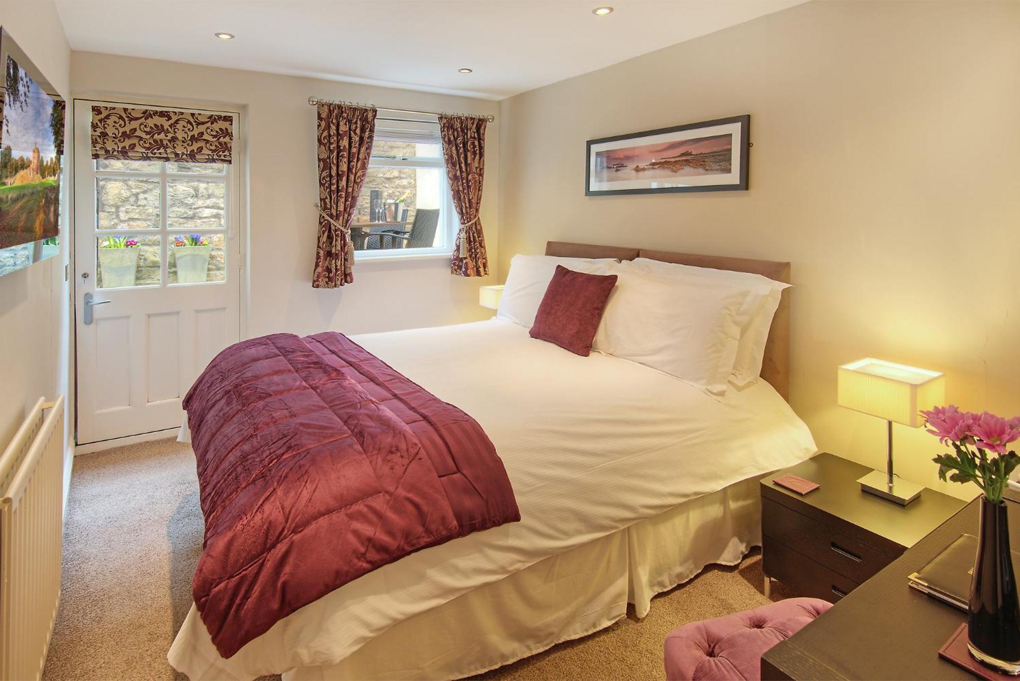 Room 3 - Budget King Small Room inc Terrace - Ensuite with Shower photo 1