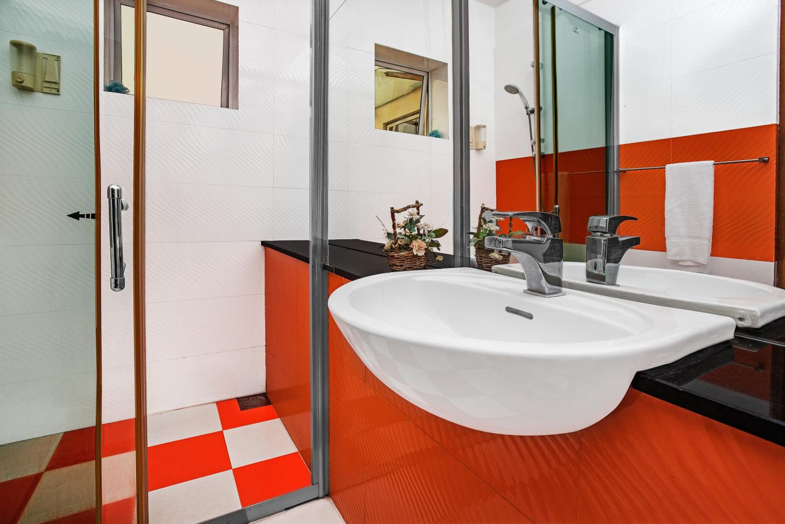 Deluxe Double Room with Balcony - Photo 13