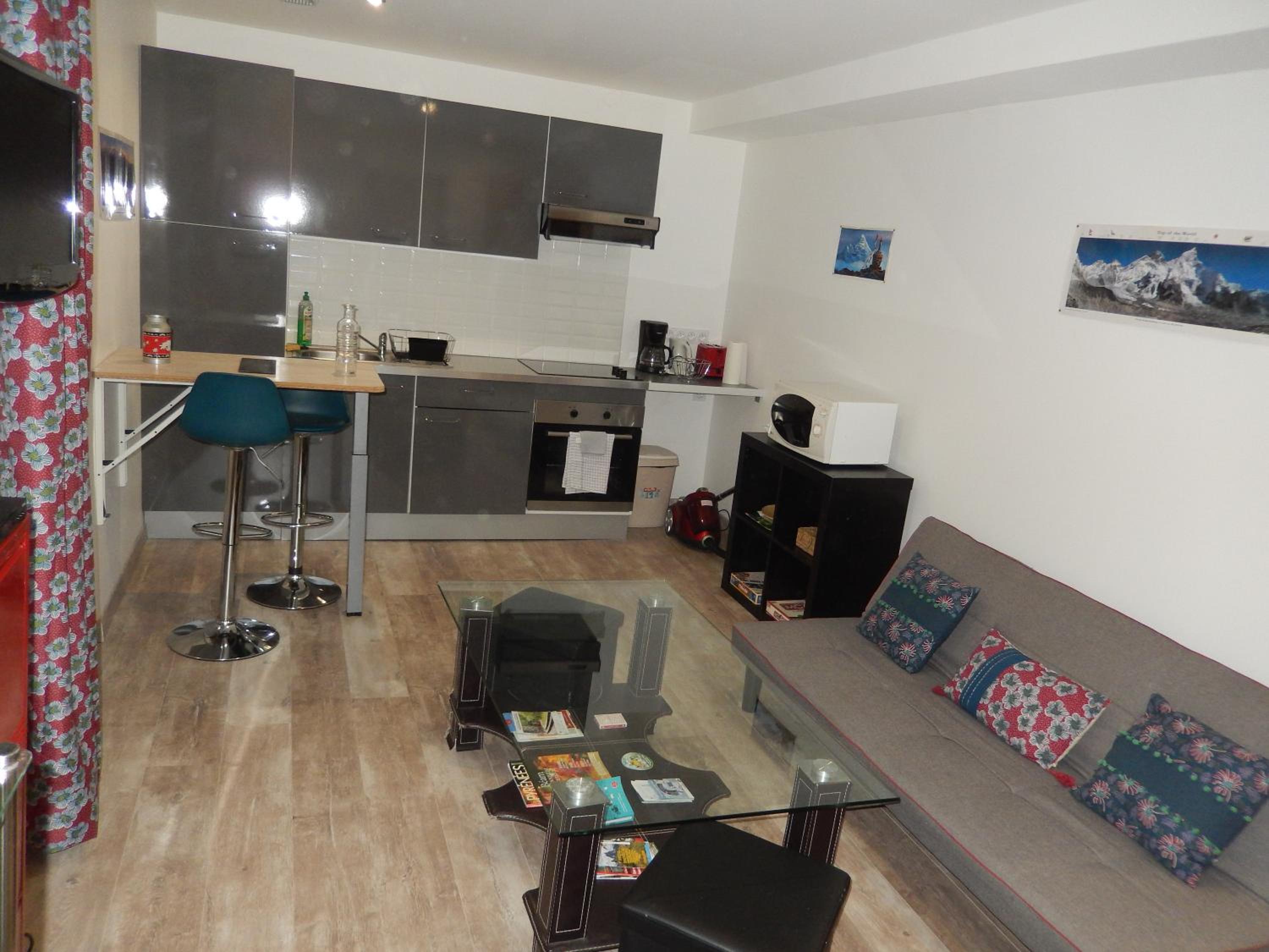 One-Bedroom Apartment photo 1