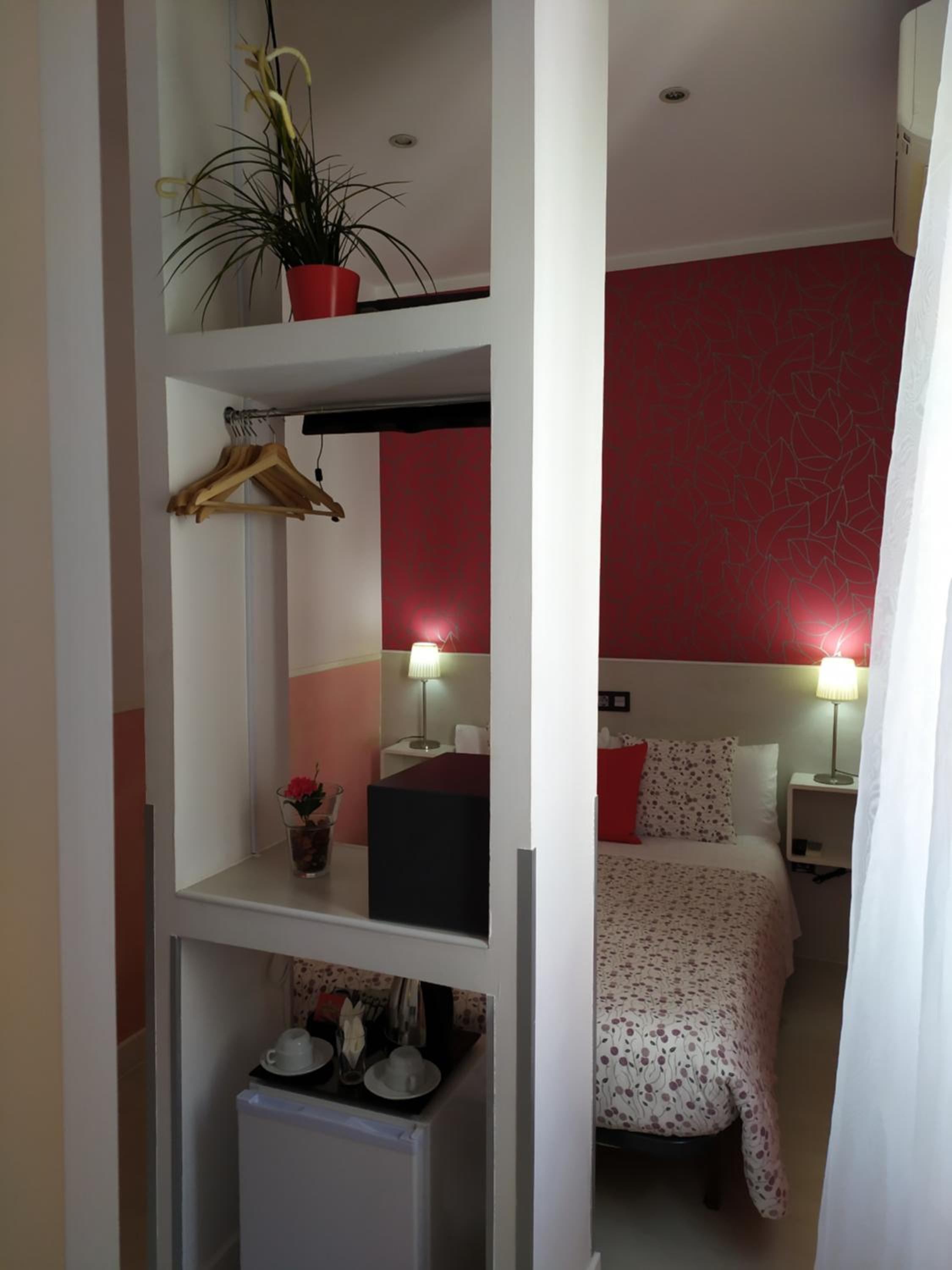 Small Double Room - Photo 12