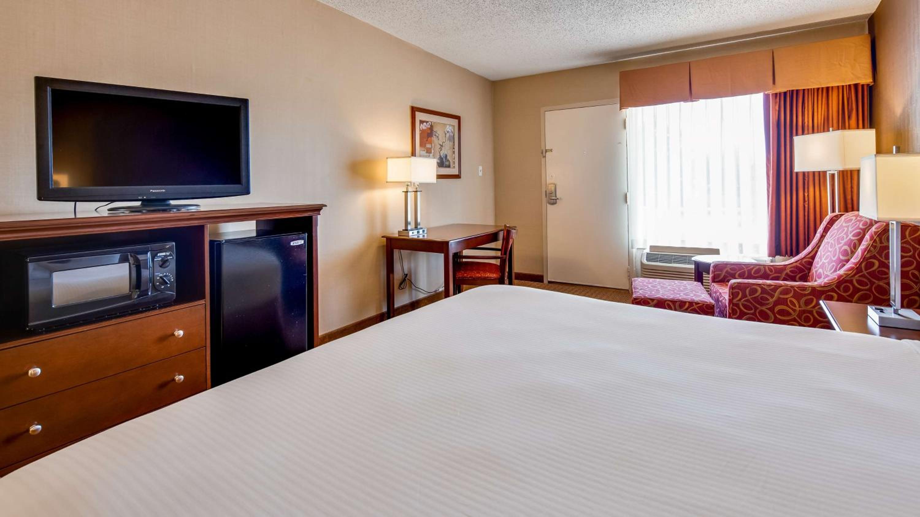 Large King Room with Bath Tub - Disability Access/Non-Smoking photo 3