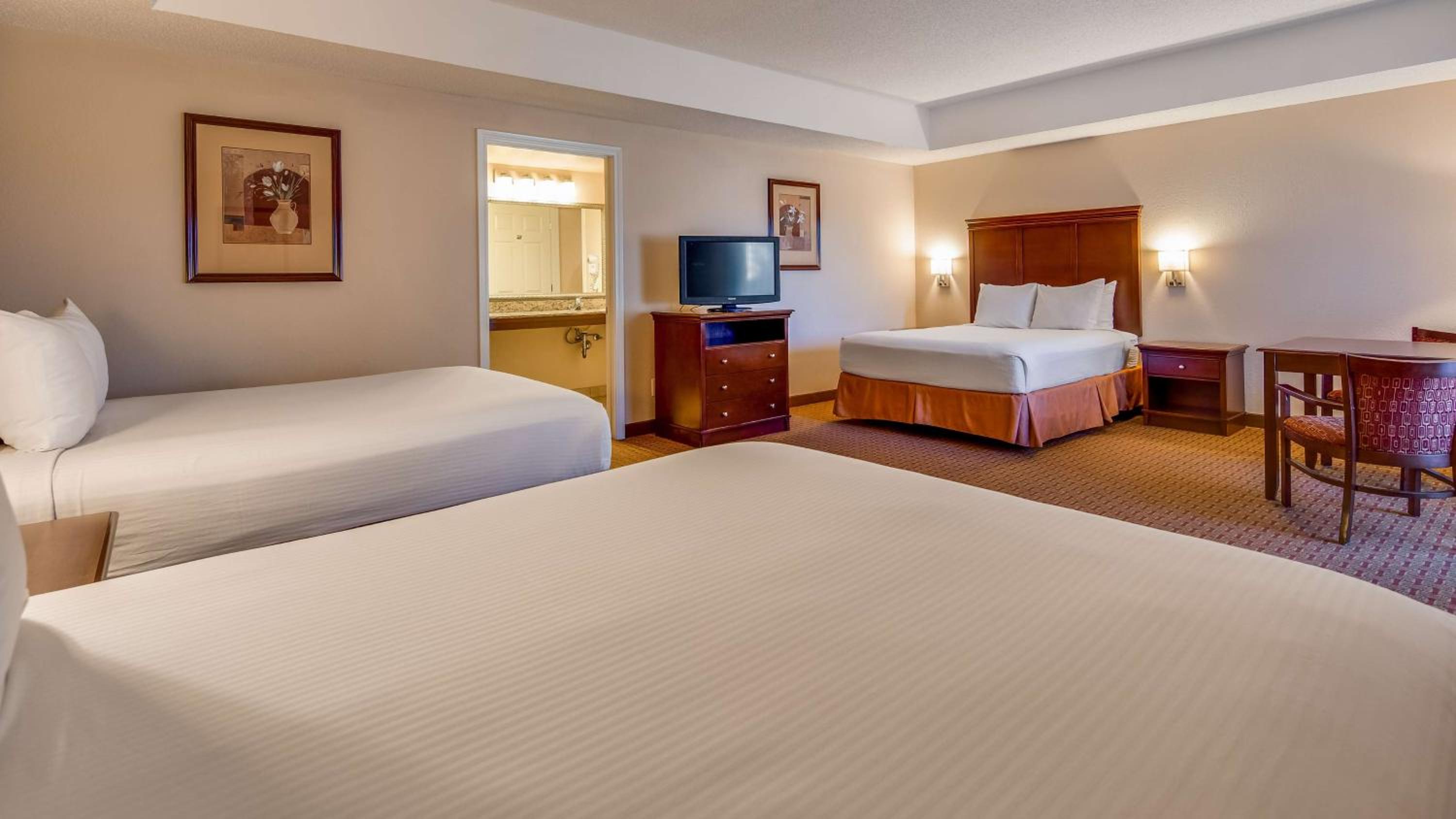 Large Queen Room with Three Queen Beds and Bath Tub - Disability Access/Non-Smoking photo 1
