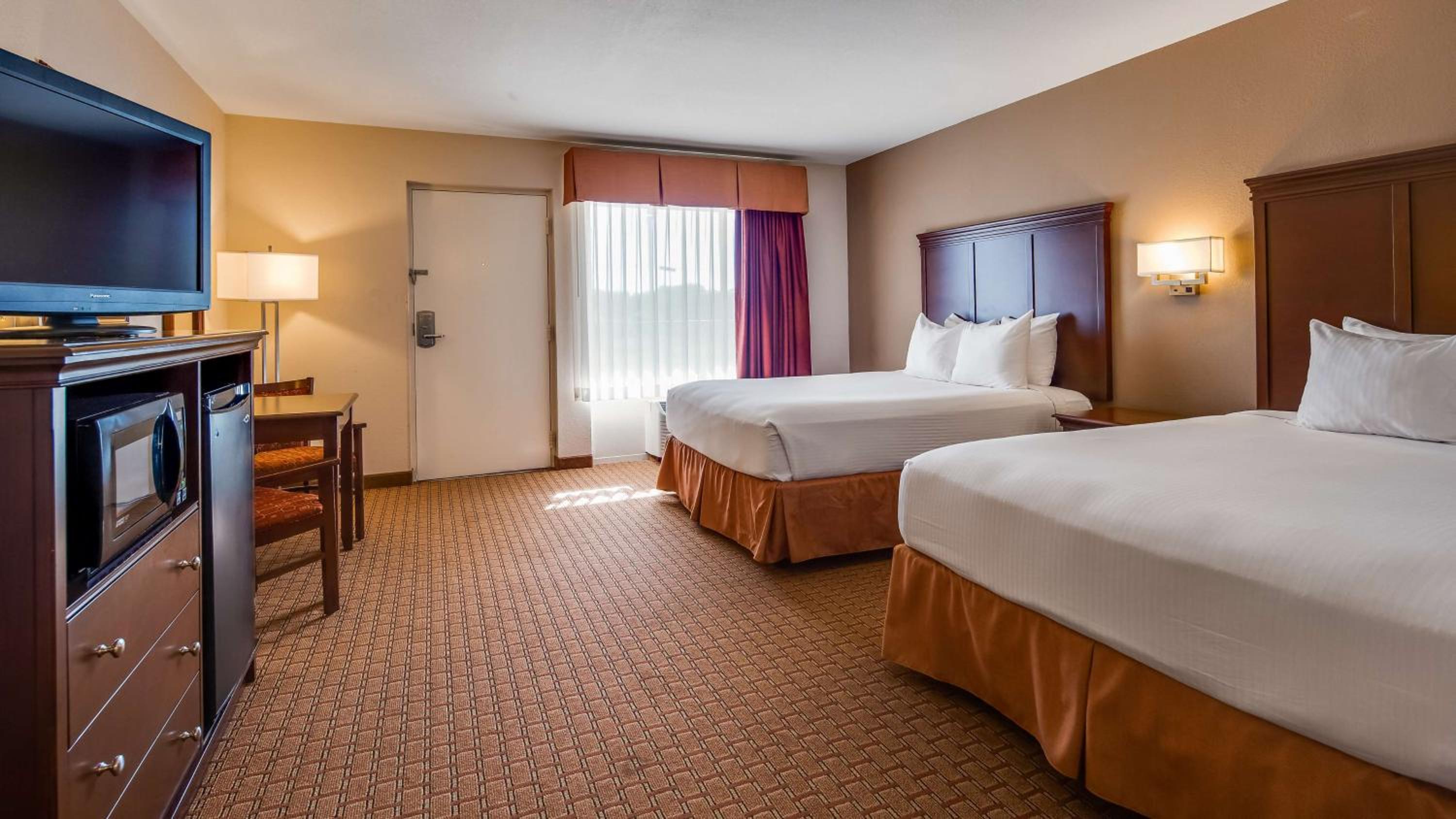 Queen Room with Two Queen Beds - Non-Smoking photo 3