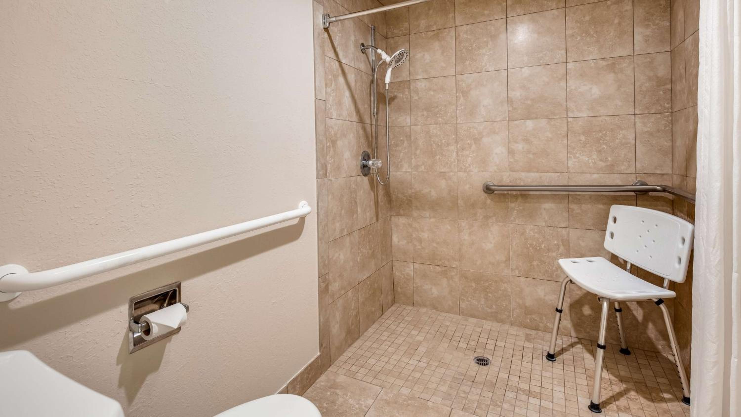 Large Queen Room with Three Queen Beds and Bath Tub - Disability Access/Non-Smoking photo 3