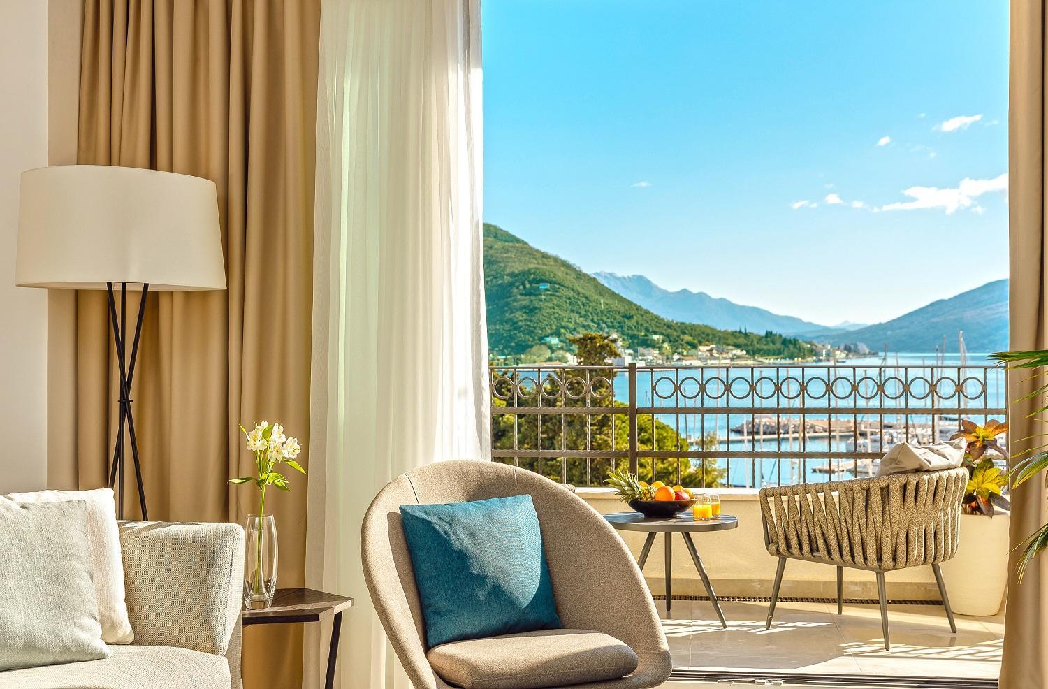 Studio with Balcony and Sea View - Contemporary Building
