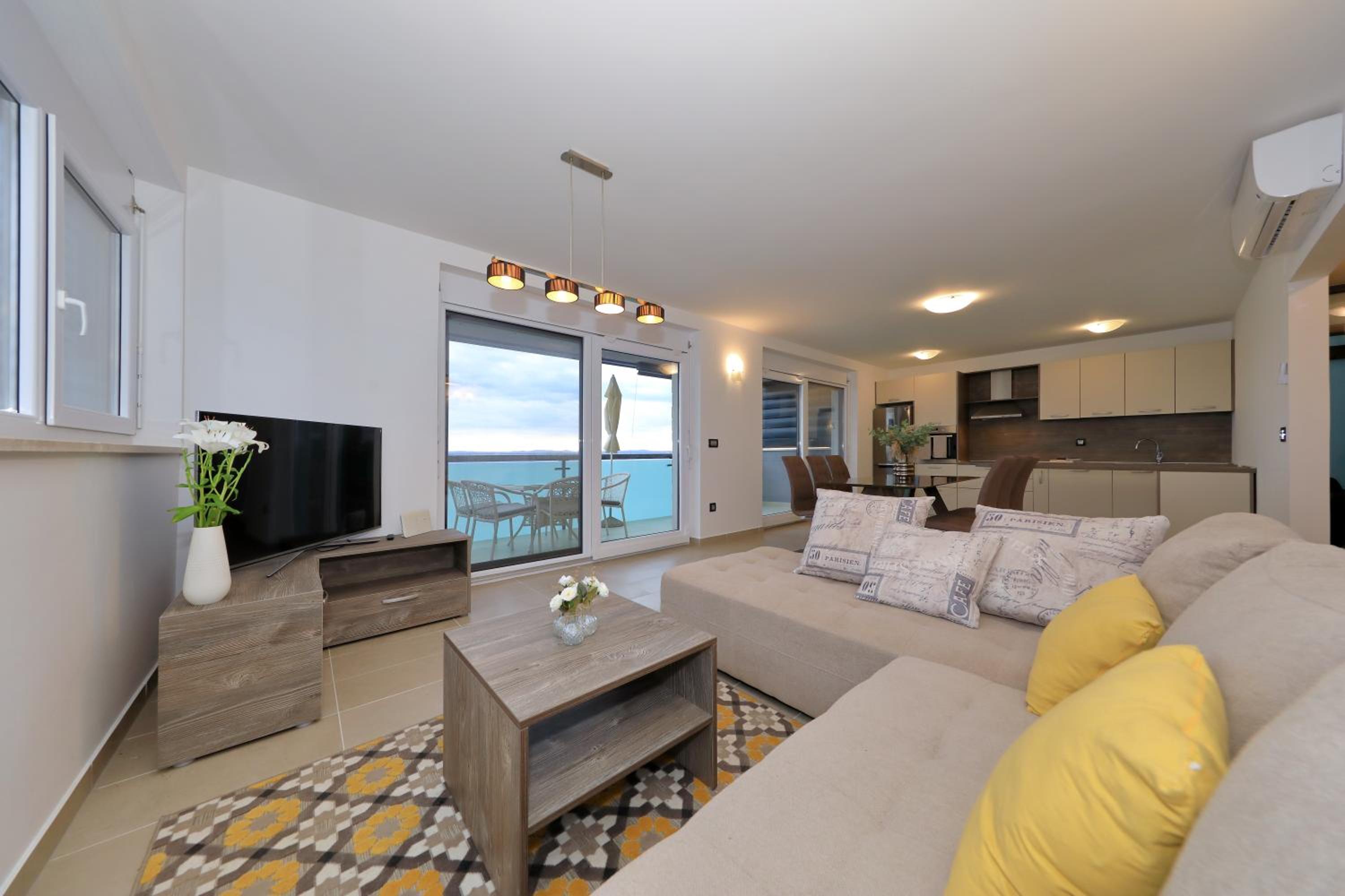 Apartamento de dois quartos de luxo com vista para o mar e terraço no telhado