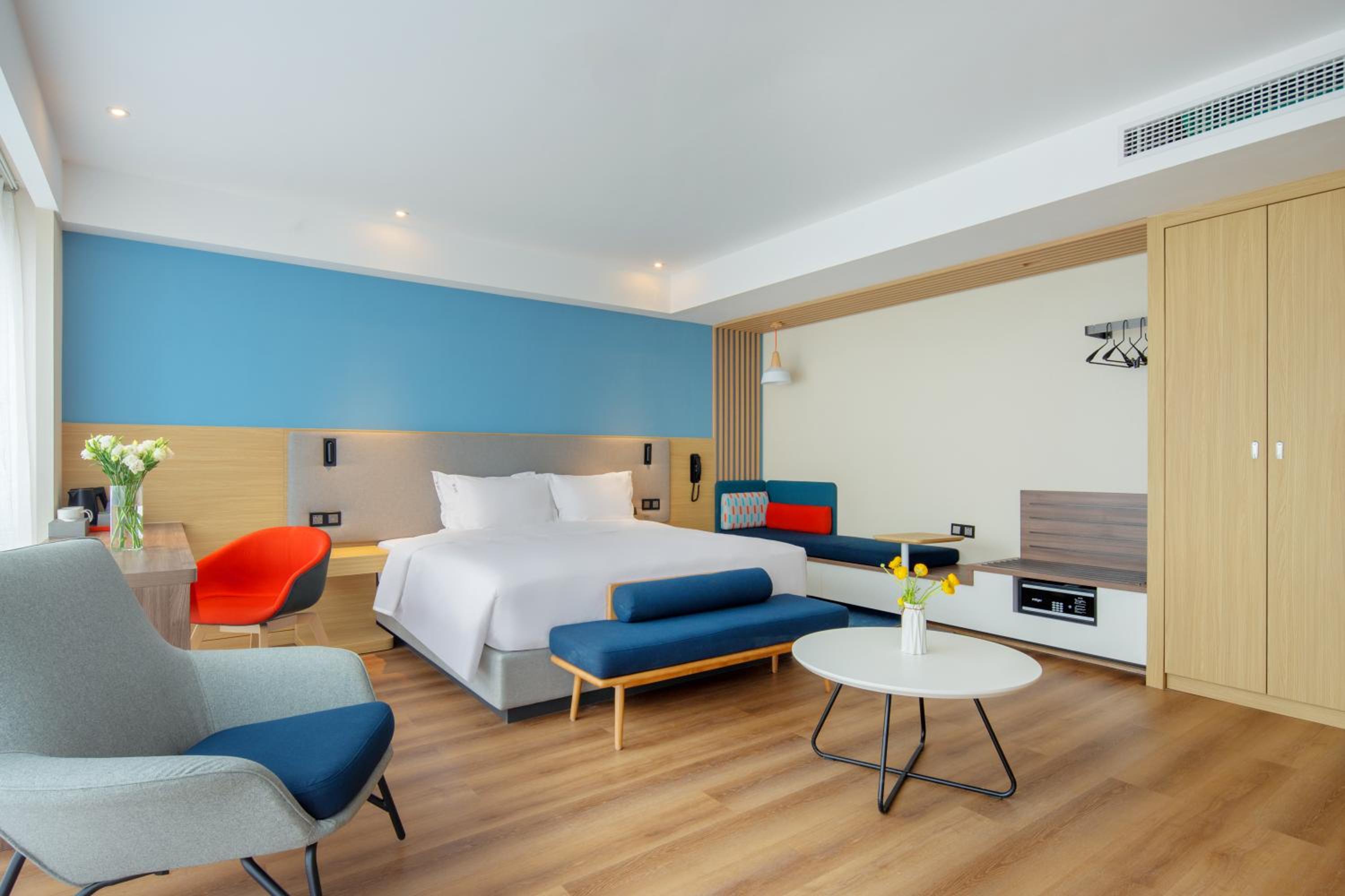 Standard King Room with Extra Floor Space - Photo 2