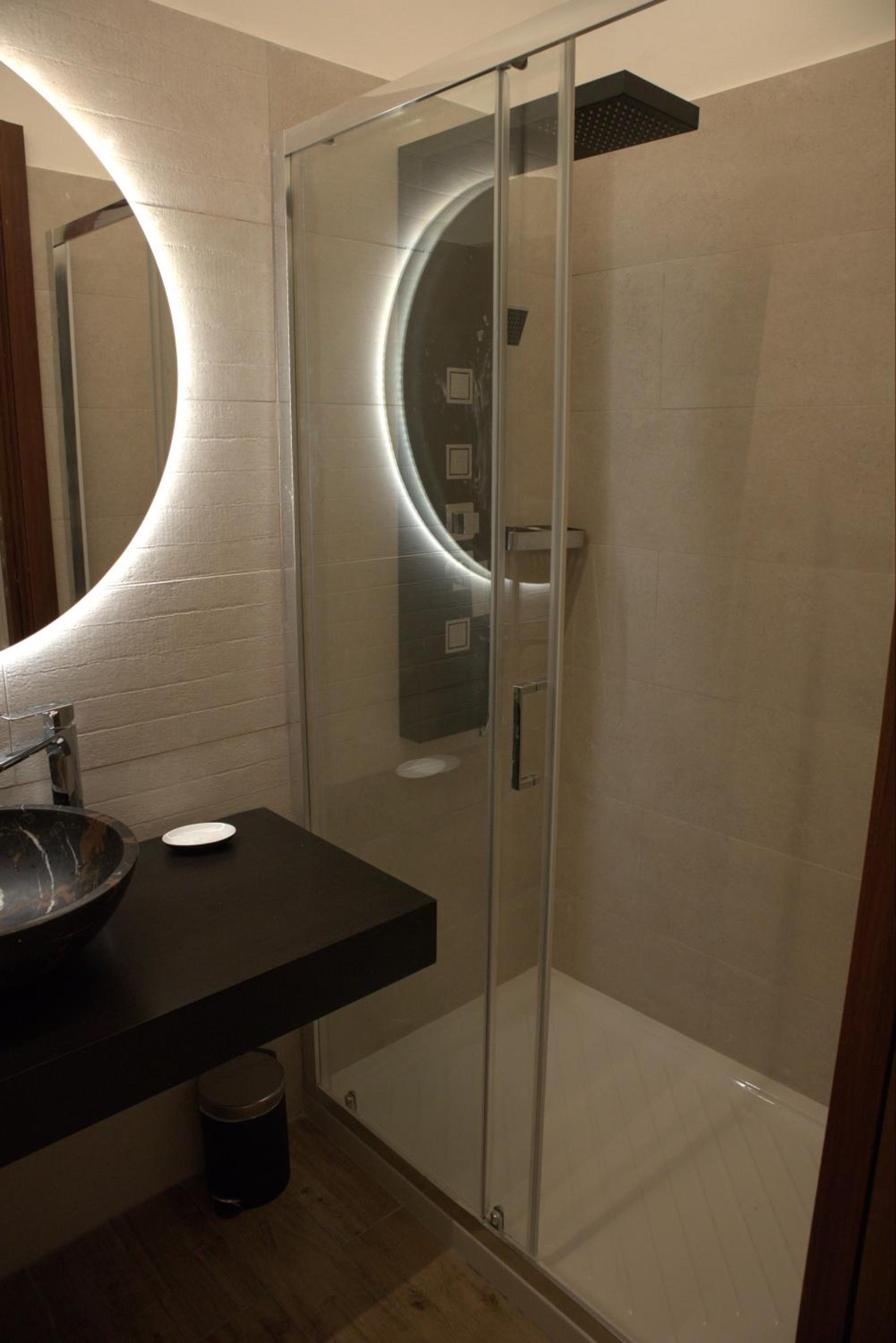Deluxe King Room - Photo 14