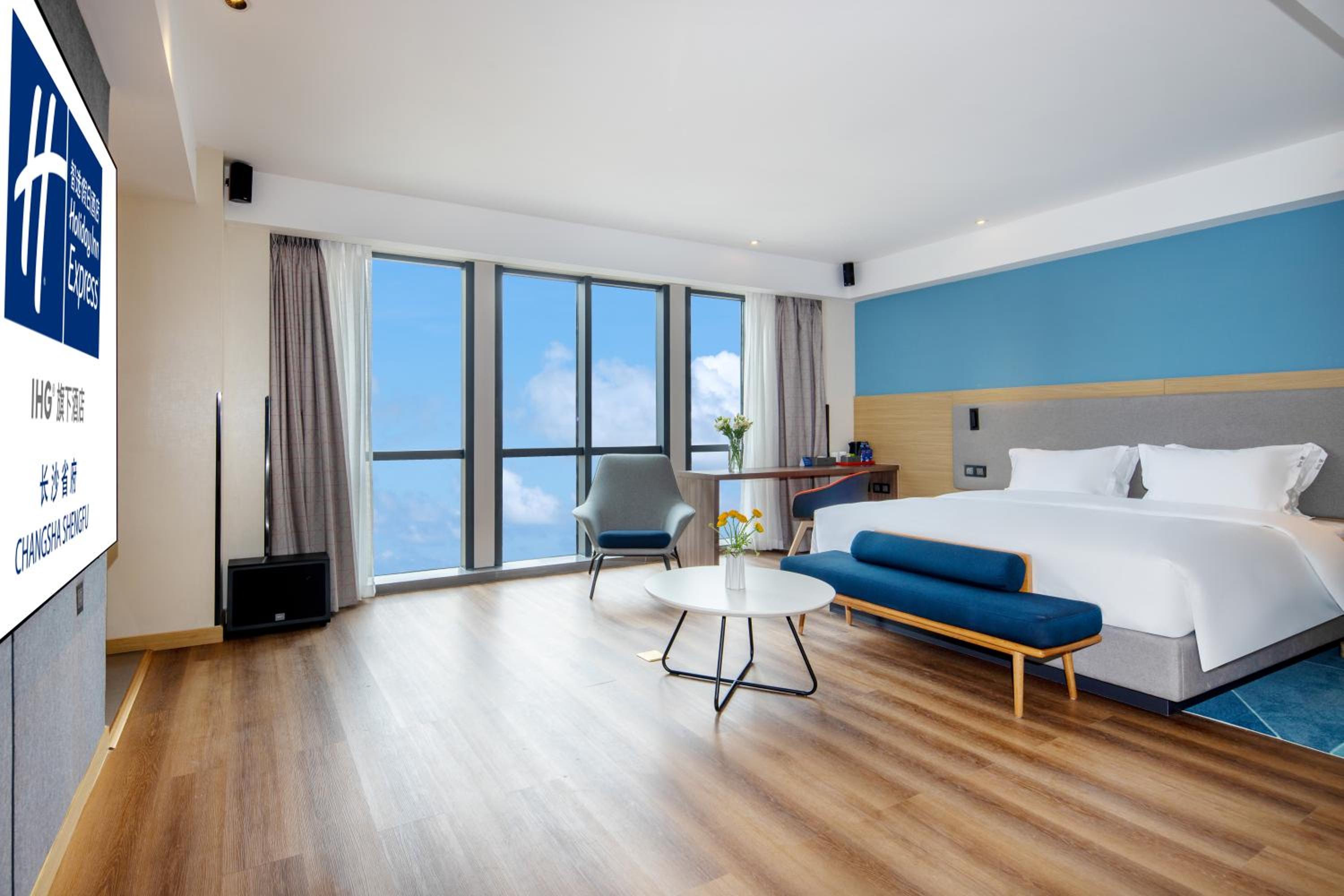 Standard King Room with Extra Floor Space - Photo 3