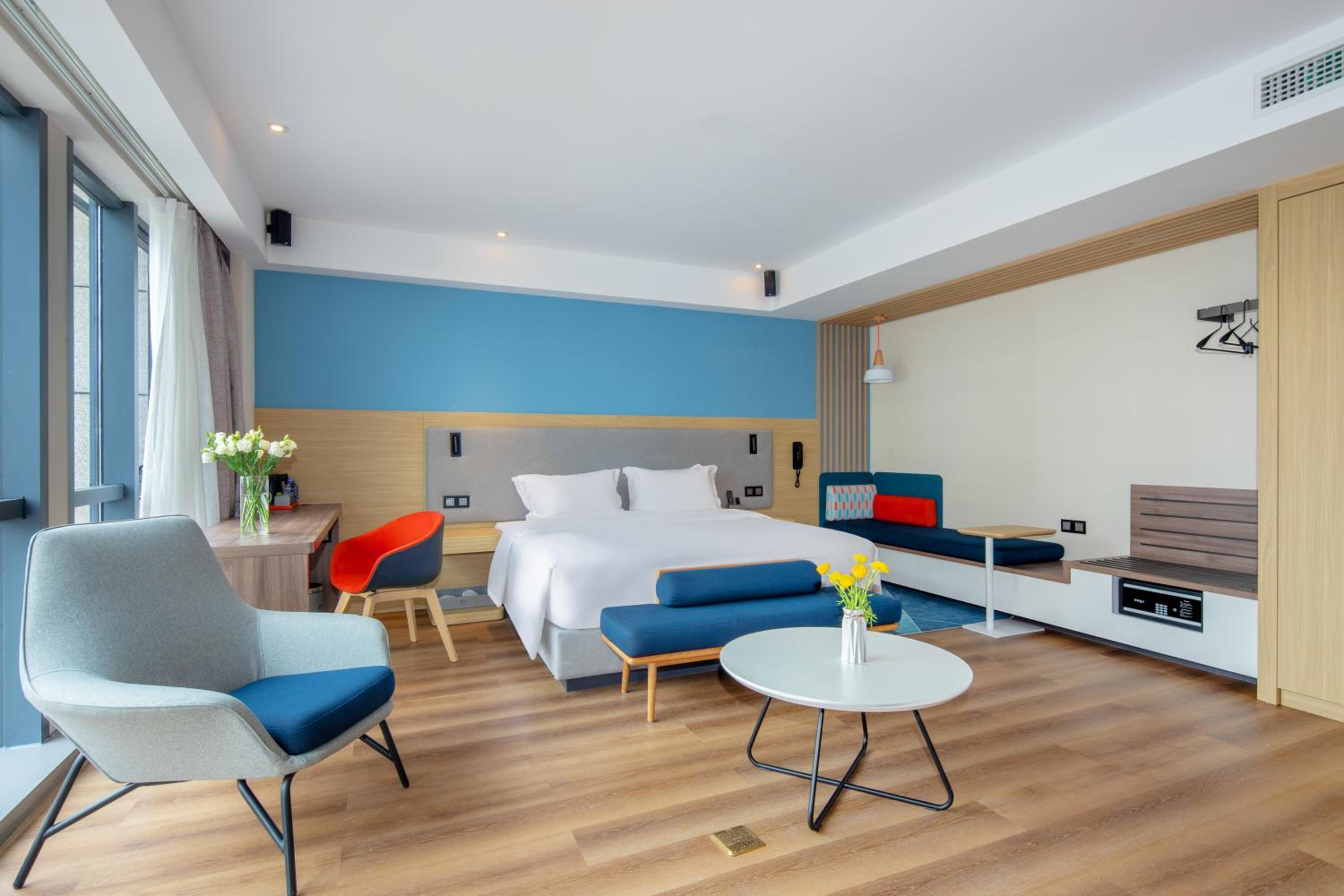 Standard King Room with Extra Floor Space - Photo 4