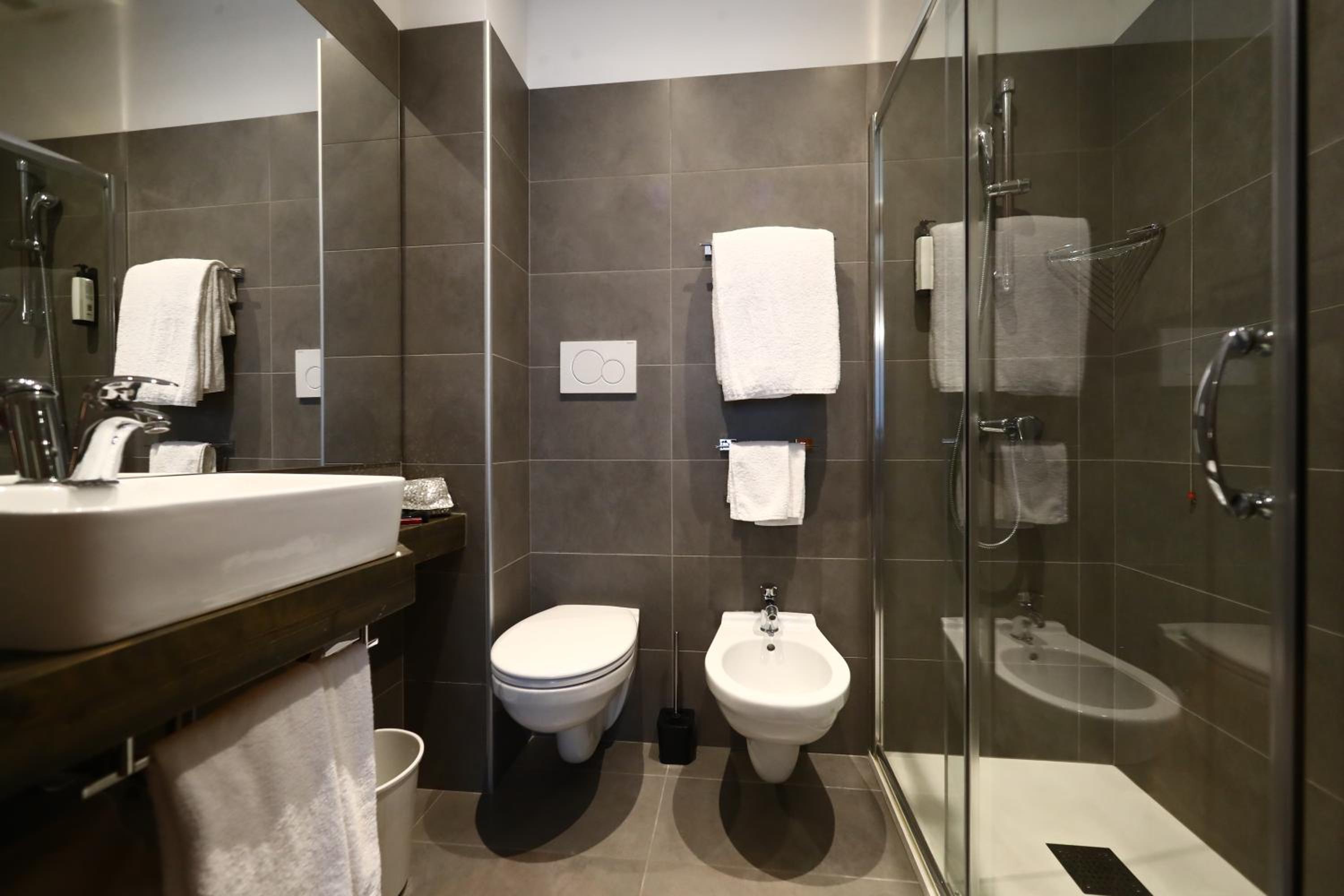 Double or Twin Room - Photo 8