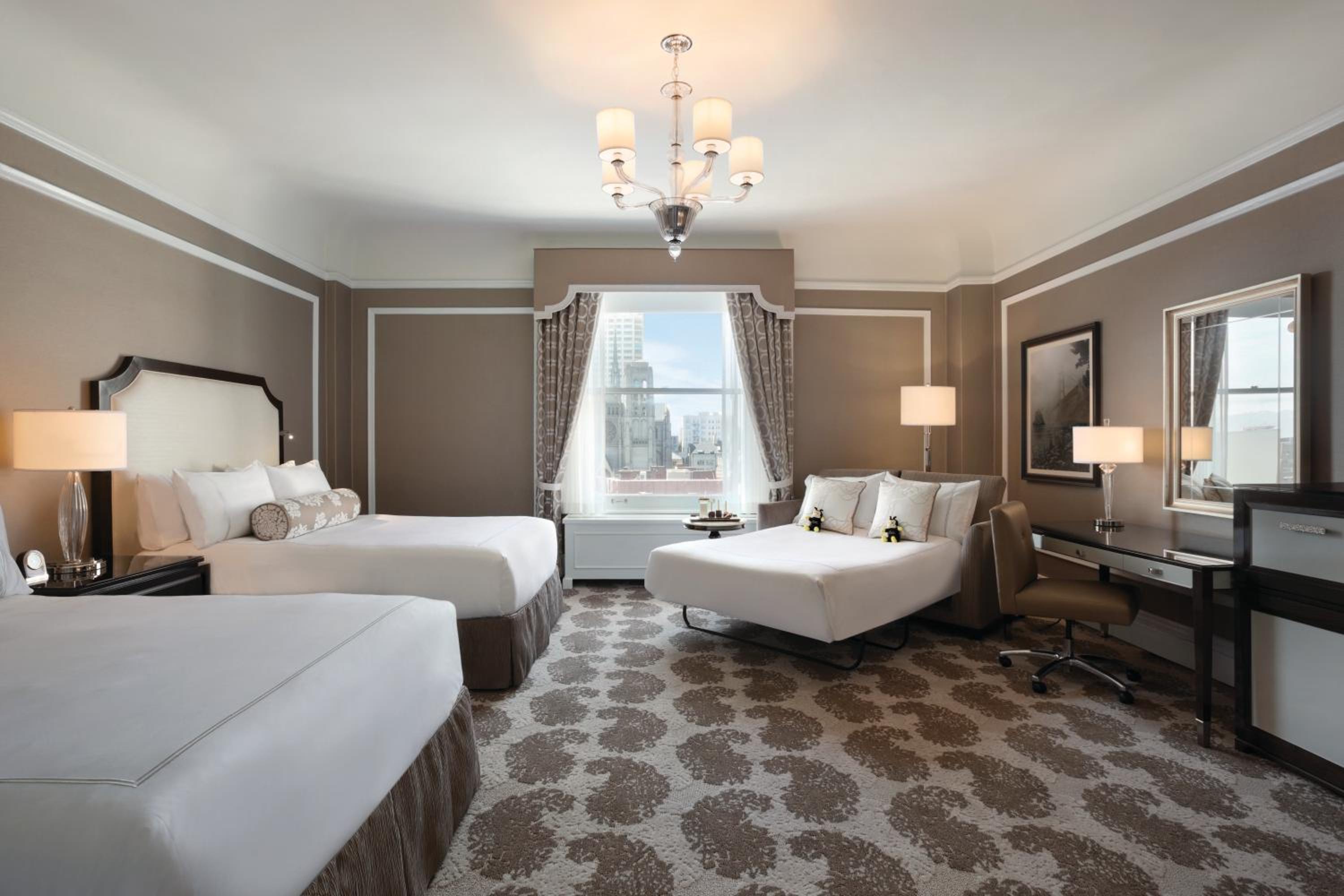 Junior Family Queen Suite with Sofa Bed - Photo 2