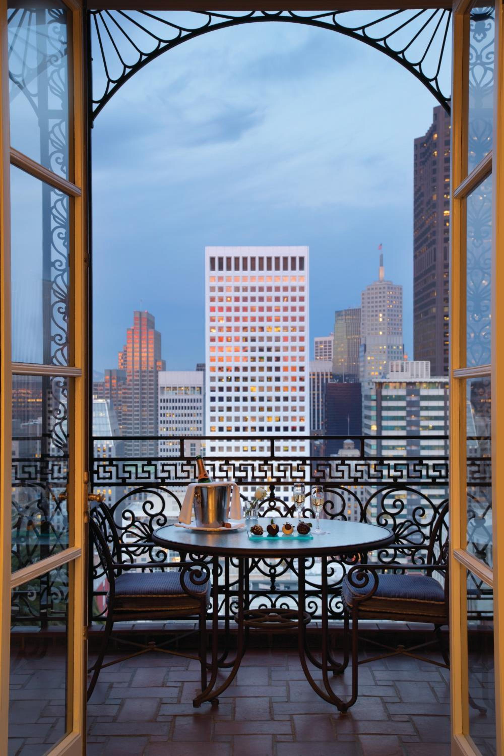 One-Bedroom Queen Suite with Sofa Bed and Balcony - Photo 4