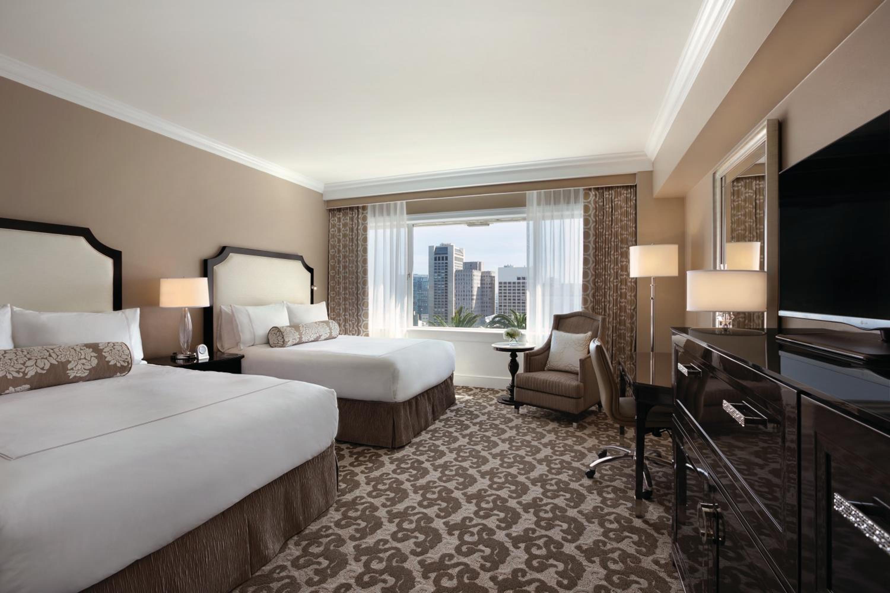 Signature King room with Skyline View  - Photo 4
