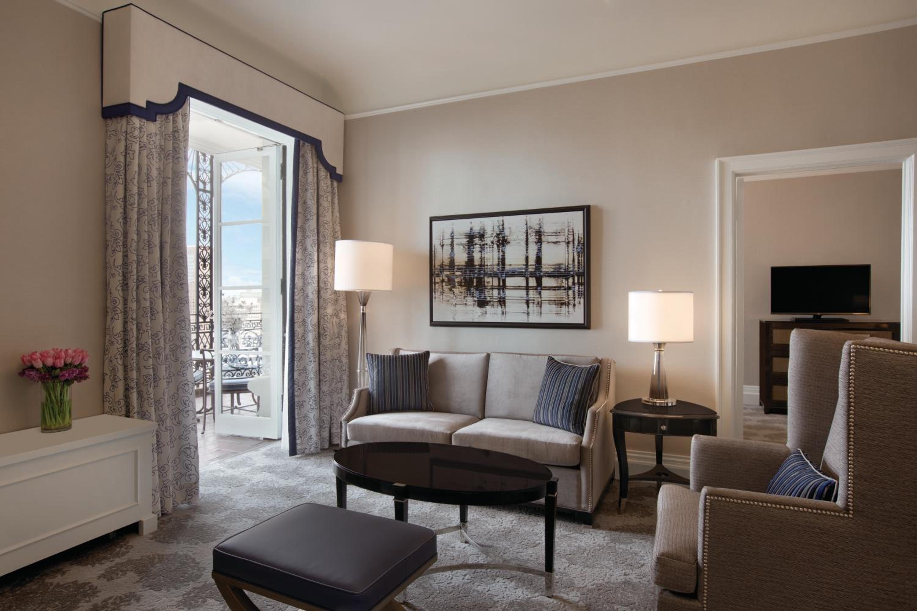 One-Bedroom Queen Suite with Sofa Bed and Balcony - Photo 3