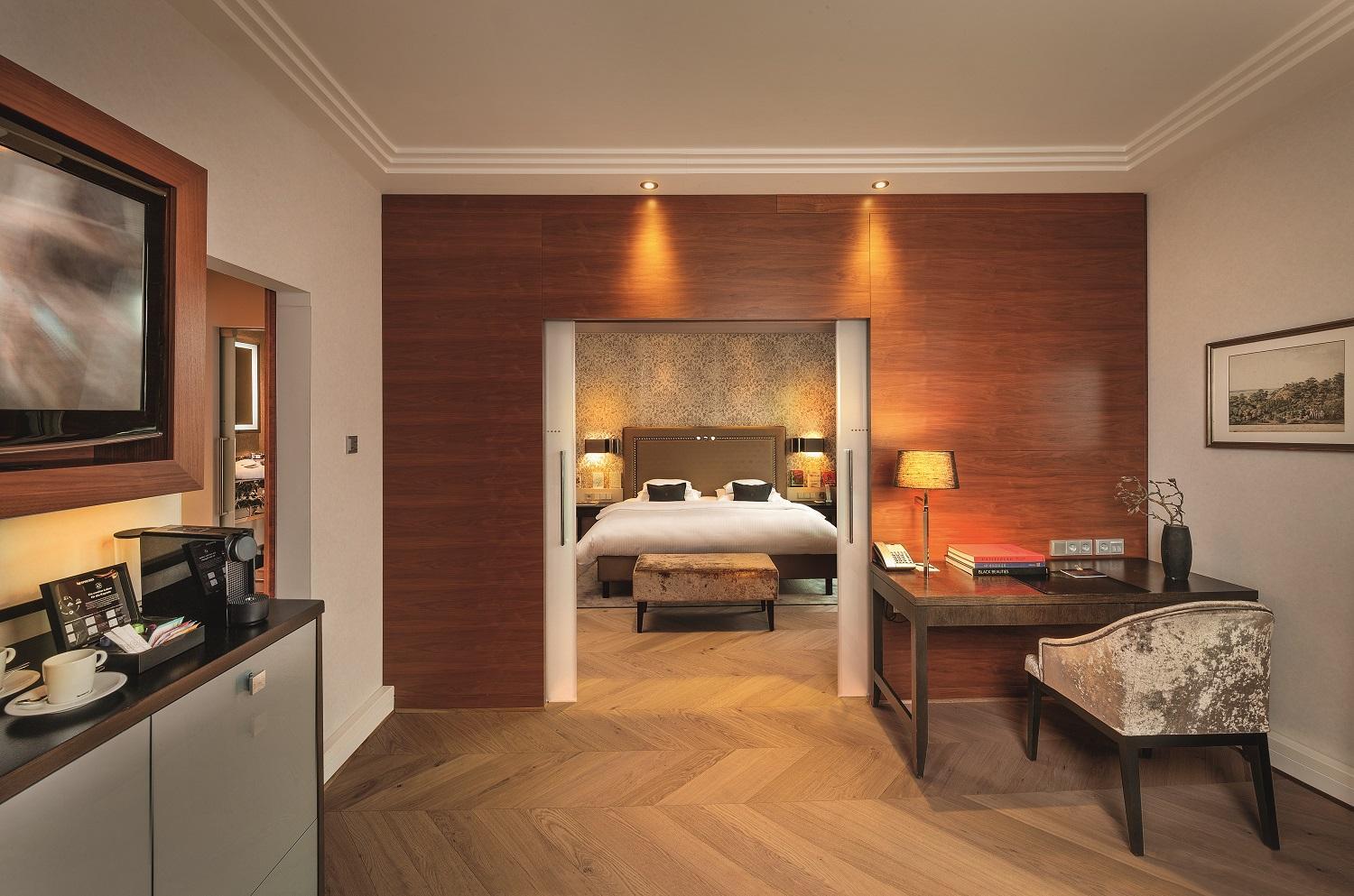 Suite - Photo 1
