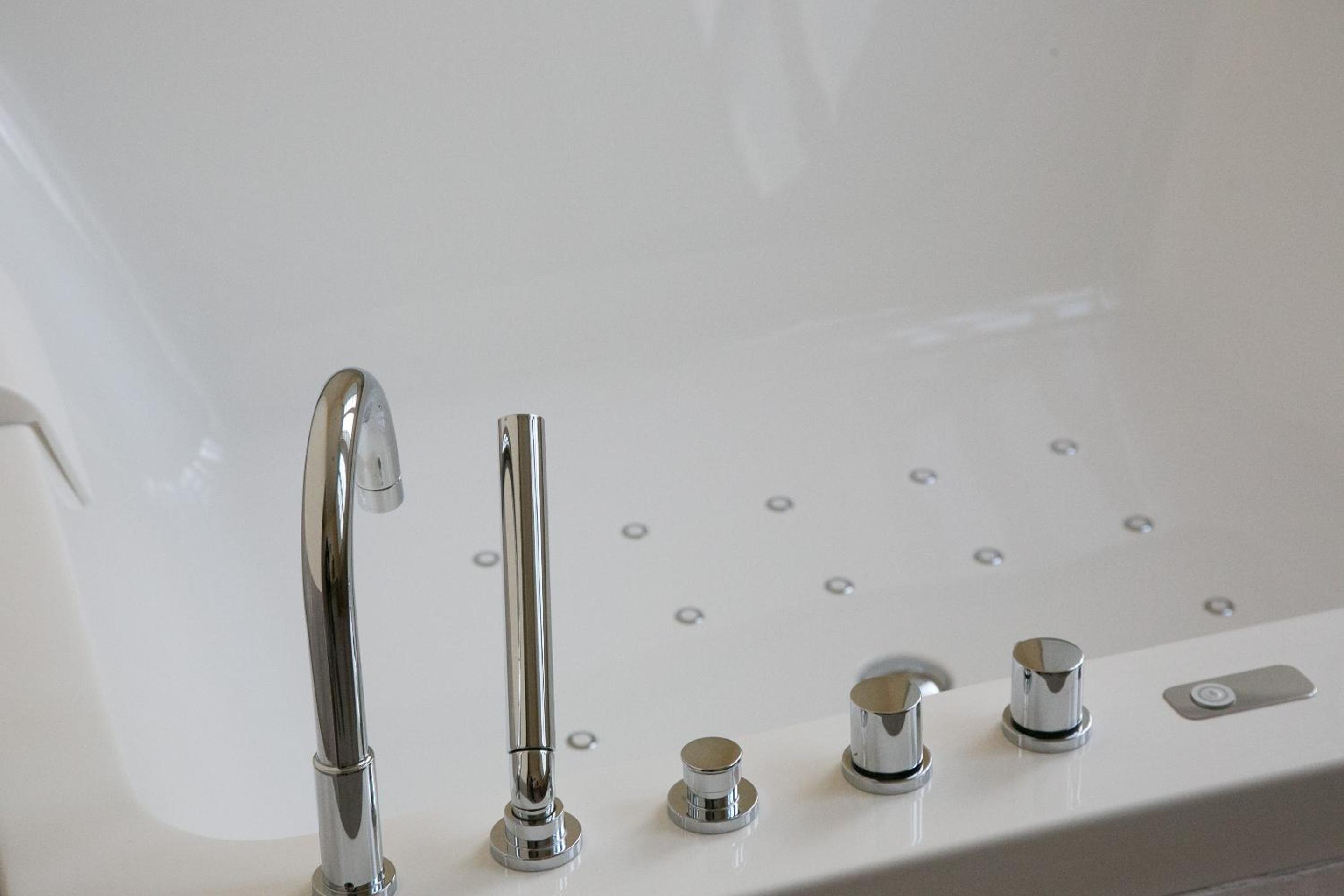 Deluxe Suite with Spa Bath - Photo 9