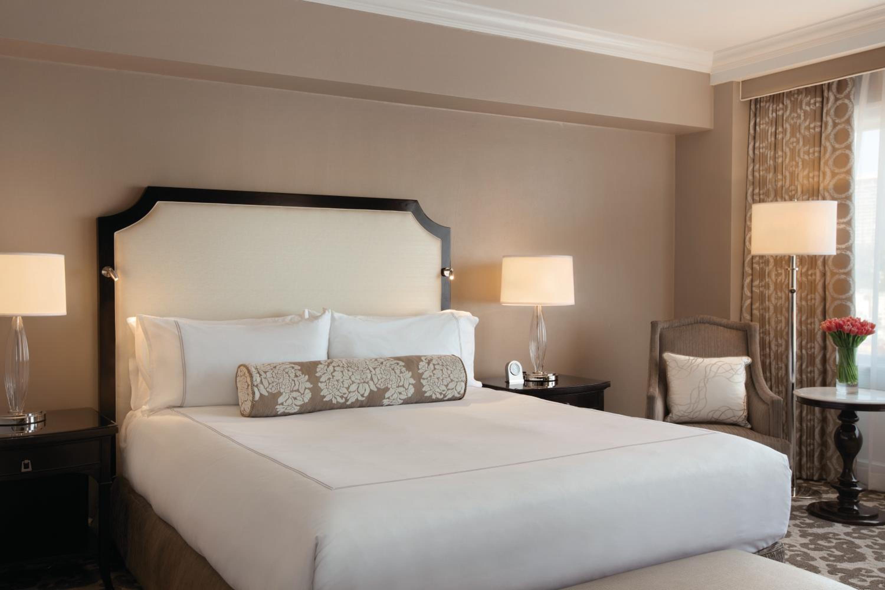Signature King room with Skyline View  - Photo 2