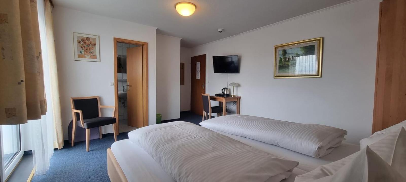 Double Room with Balcony - Photo 17