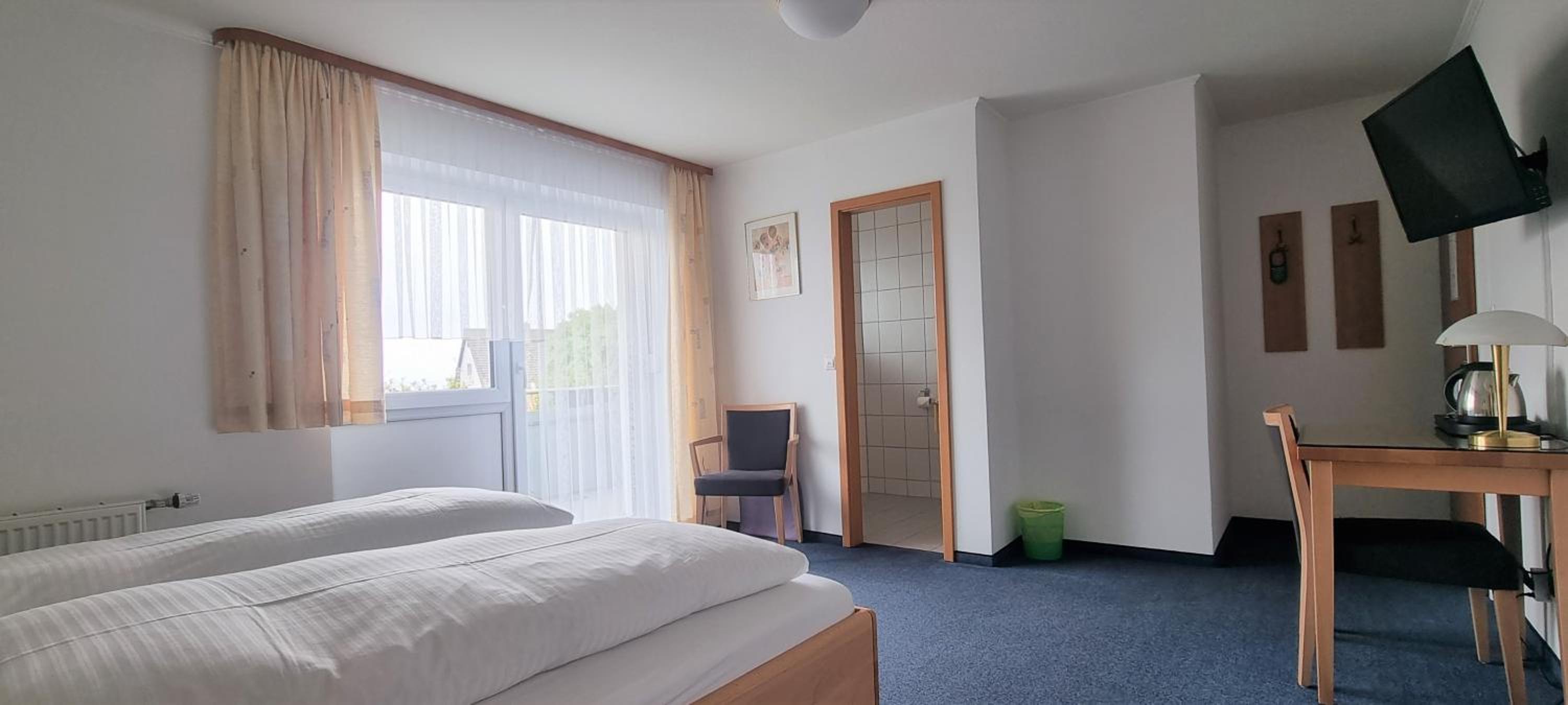 Double Room with Balcony - Photo 5