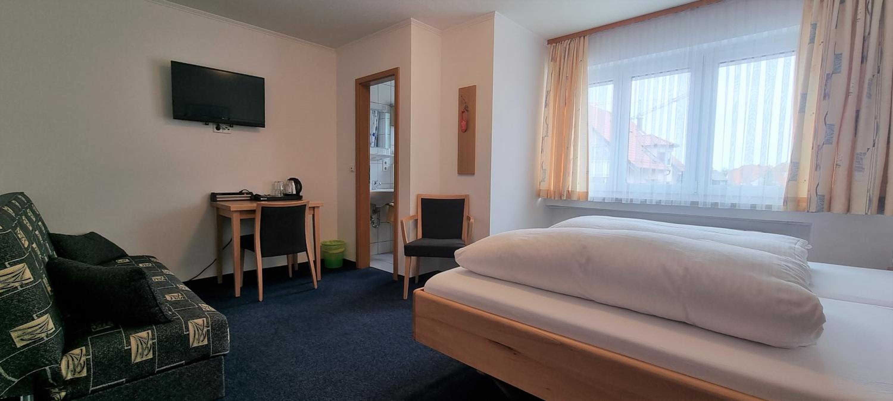 Large Double Room - Photo 3