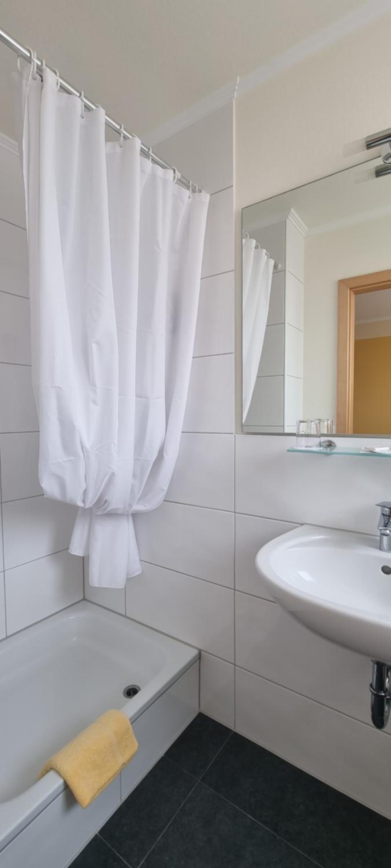 Standard Double Room - Photo 8
