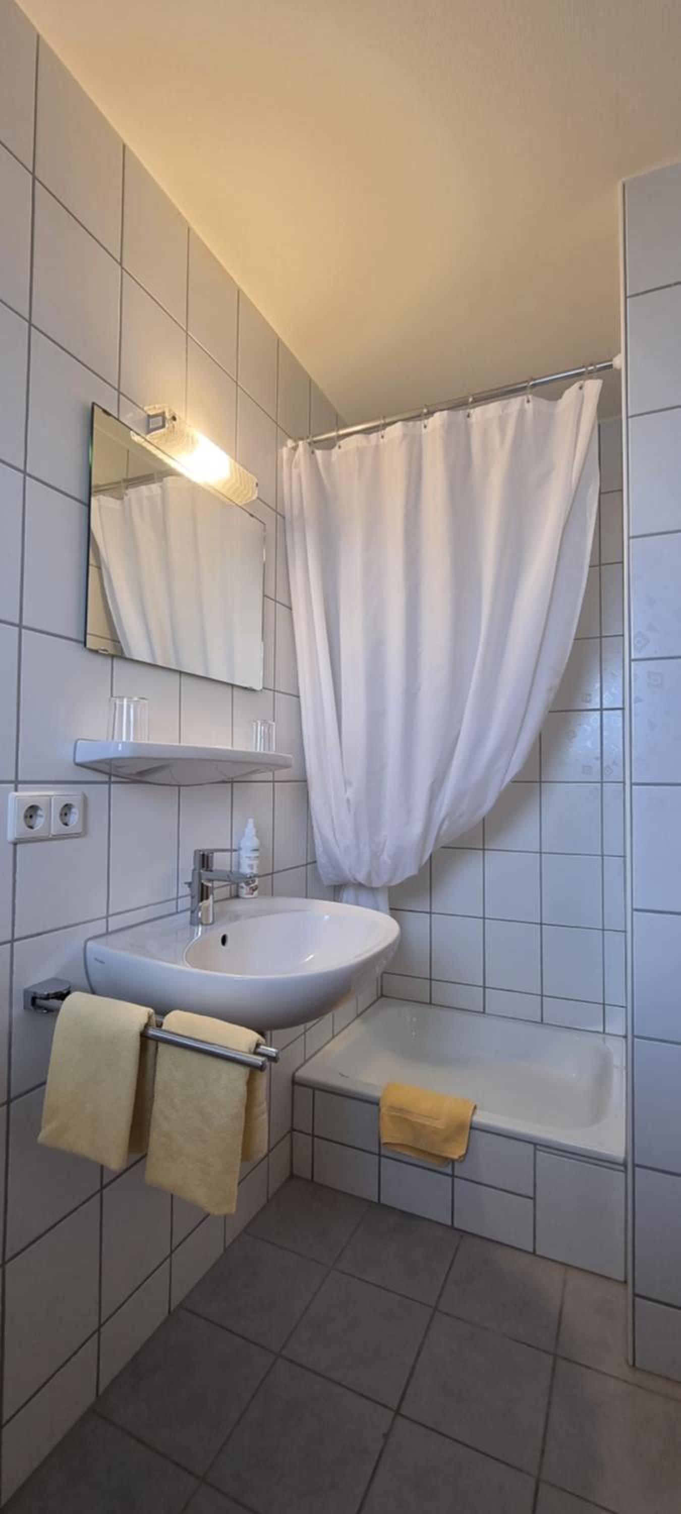 Double Room with Balcony - Photo 16
