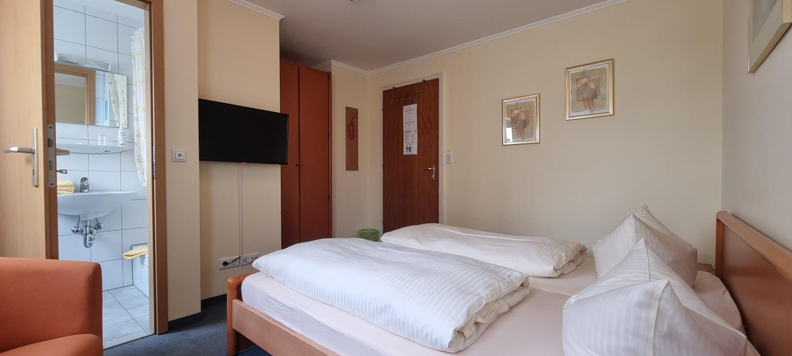 Small Double Room - Photo 8