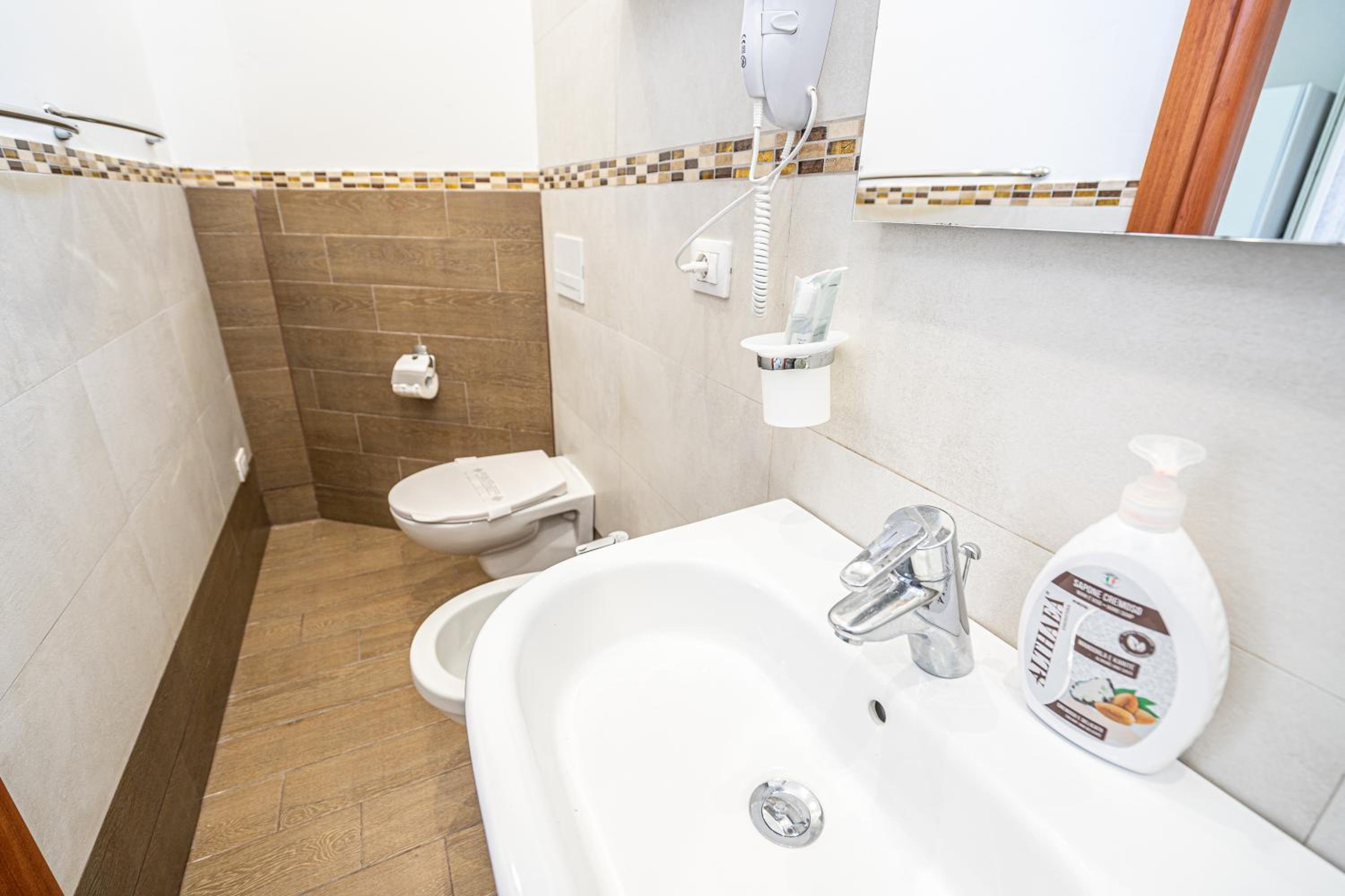 Double Room with Private Bathroom - Ground Floor - Photo 4