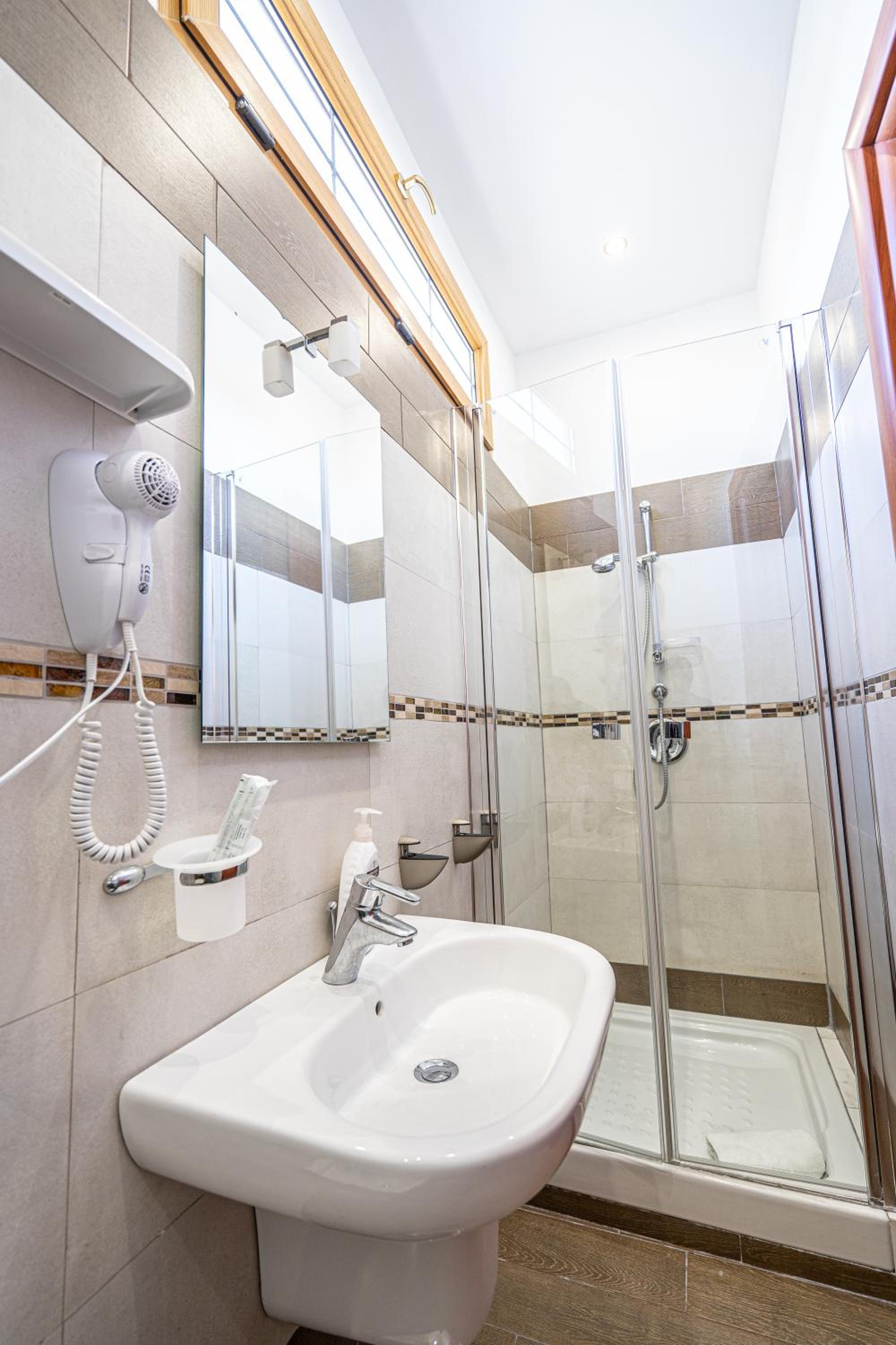 Double Room with Private Bathroom - Ground Floor - Photo 2