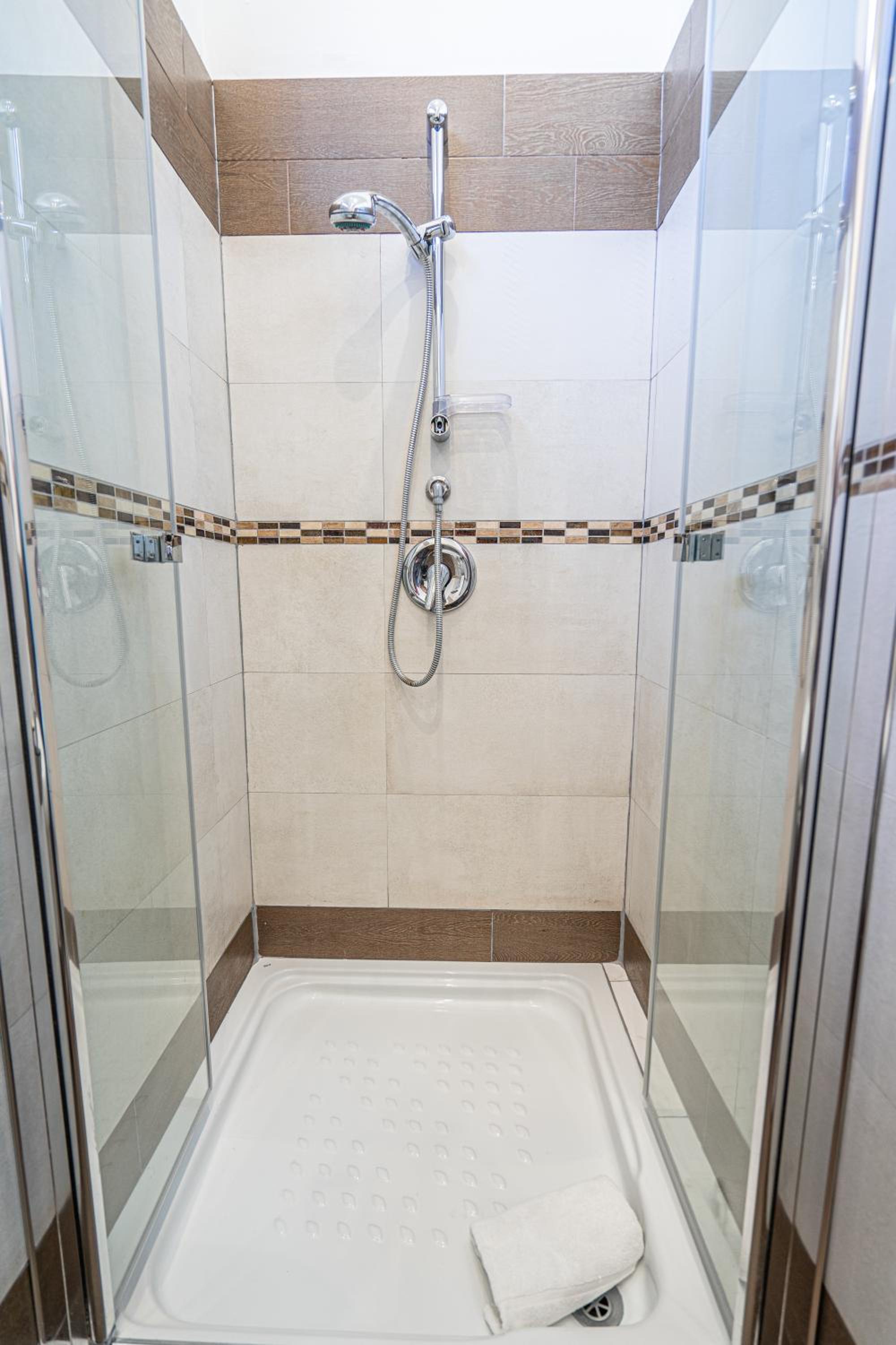 Double Room with Private Bathroom - Ground Floor - Photo 3