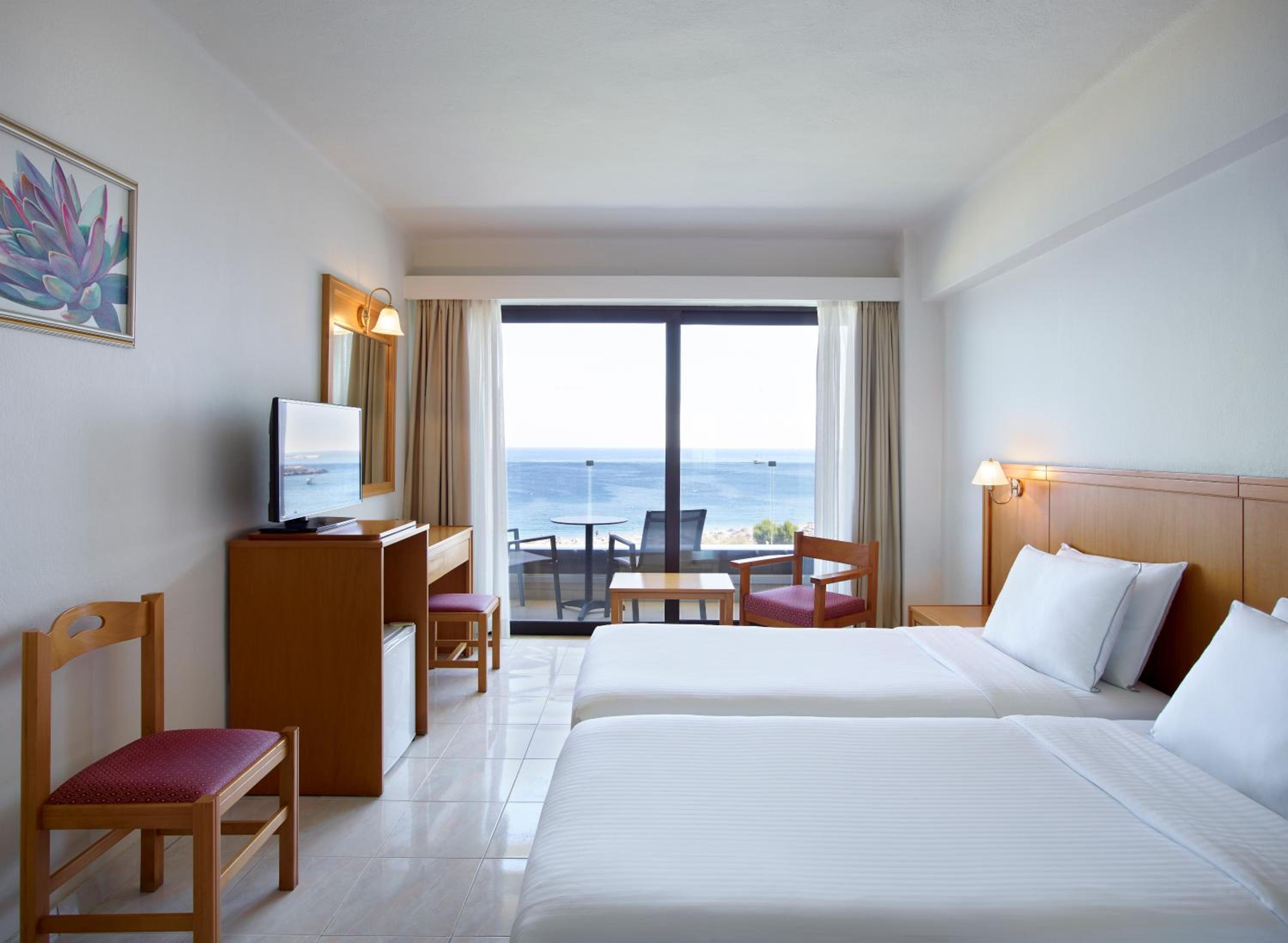 Standard Double or Twin Room with Sea View - Photo 2