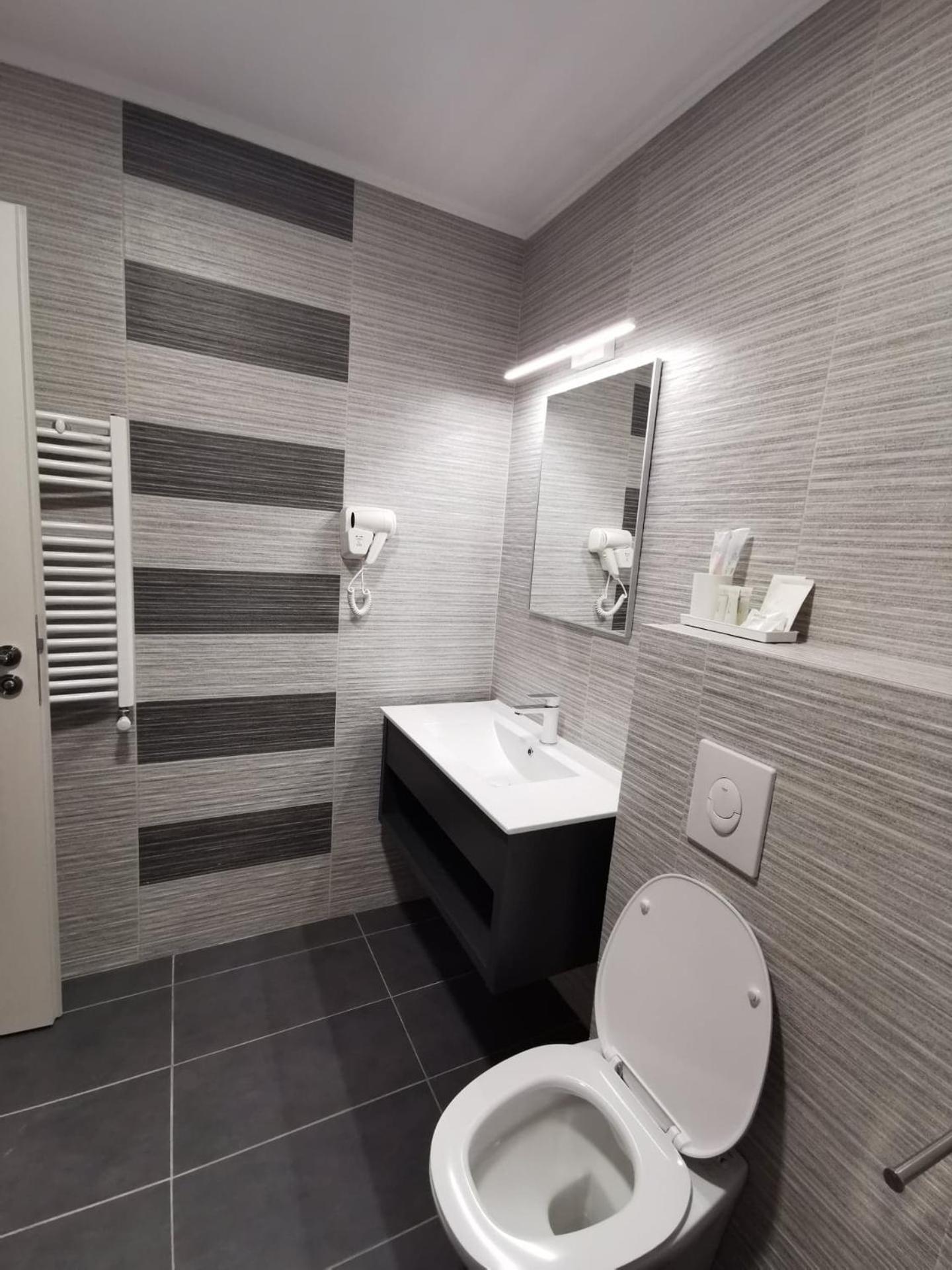 Double Room with Shower and Balcony - Photo 8